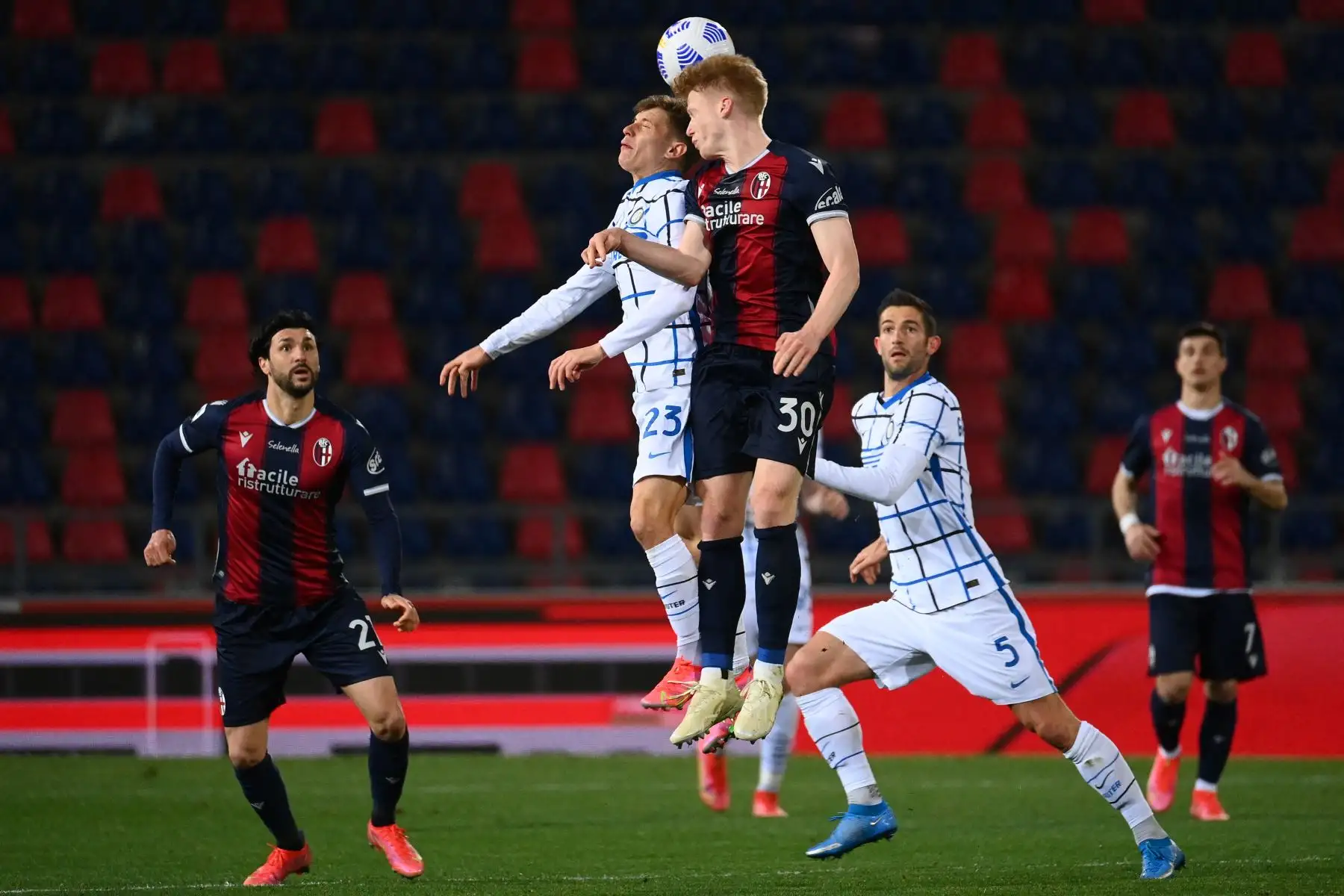 El centrocampista italiano del Inter de Milán Nicolo Barella (Top L) y el centrocampista holandés del Bolonia Jerdy Schouten van de cabeza durante el partido de fútbol de la Serie A italiana Bolonia vs Inter de Milán en el estadio Renato-Dall