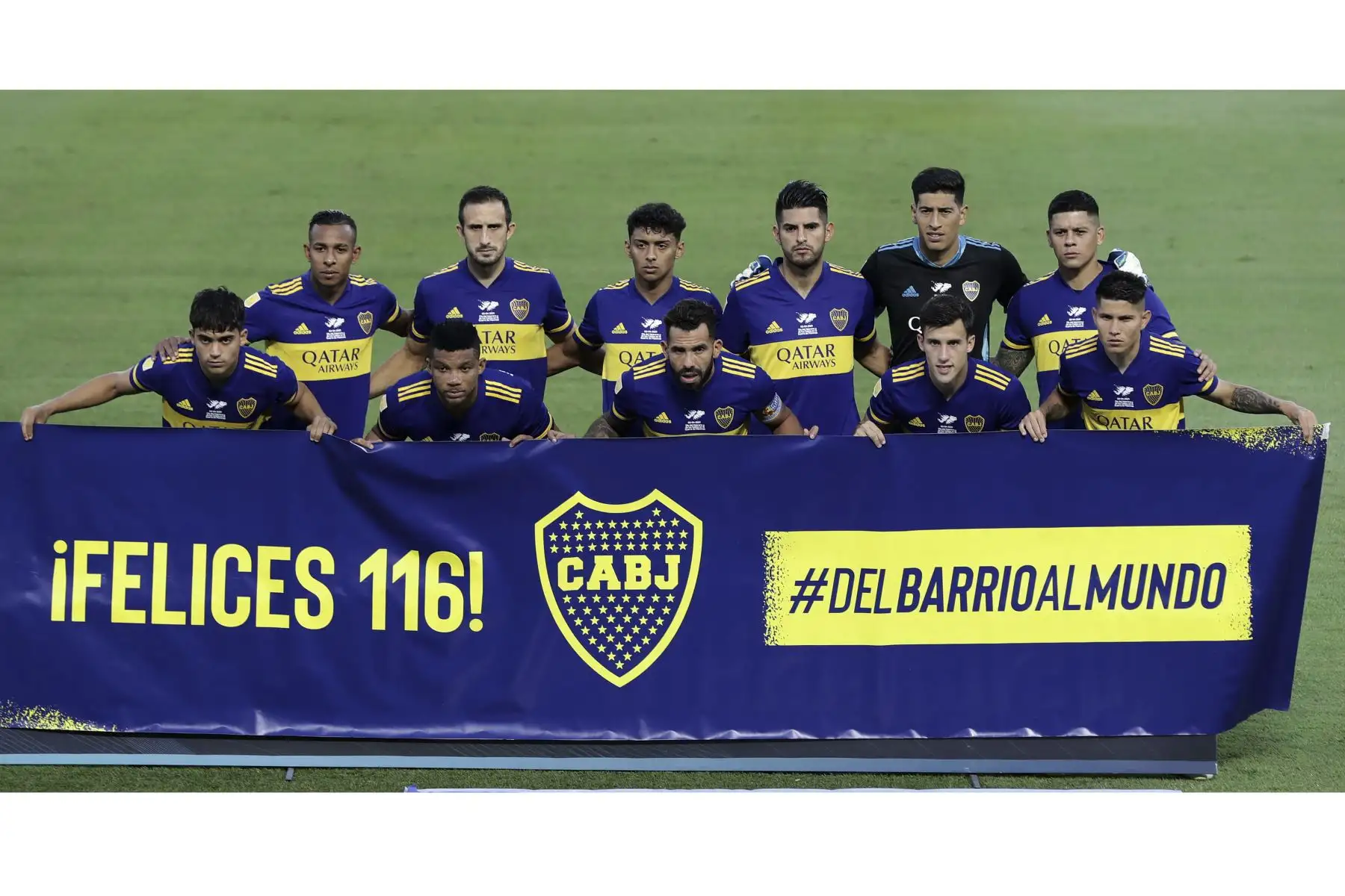 Los futbolistas de Boca Juniors posan para los fotógrafos antes del partido de la Liga Argentina de Fútbol Profesional contra Defensa y Justicia en el estadio La Bombonera de Buenos Aires. Foto: AFP