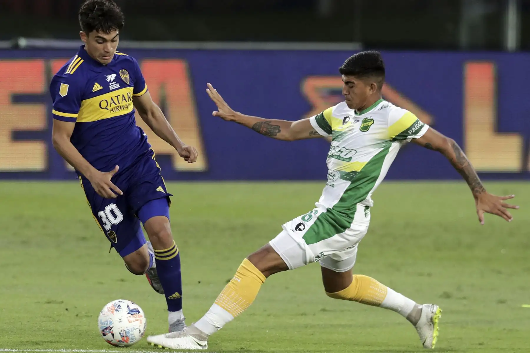 El delantero de Boca Juniors Exequiel Zeballos (izq.) Compite por el balón con el mediocampista de Defensa y Justicia Lautaro Escalante durante el partido de la Liga de Fútbol Profesional Argentino en el estadio La Bombonera de Buenos Aires. Foto: AFP