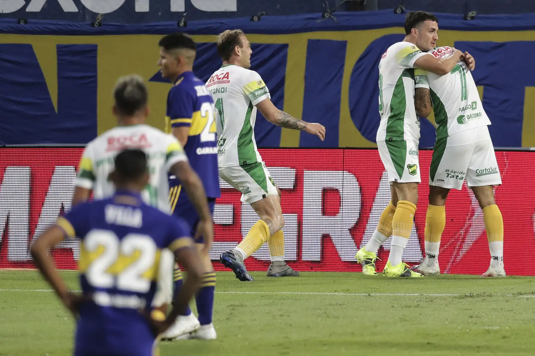 El delantero de Defensa y Justicia Walter Bou (dcha.) Celebra con sus compañeros tras anotar un gol contra Boca Juniors durante el partido de la Liga Argentina de Fútbol Profesional en el estadio La Bombonera de Buenos Aires. Foto: AFP