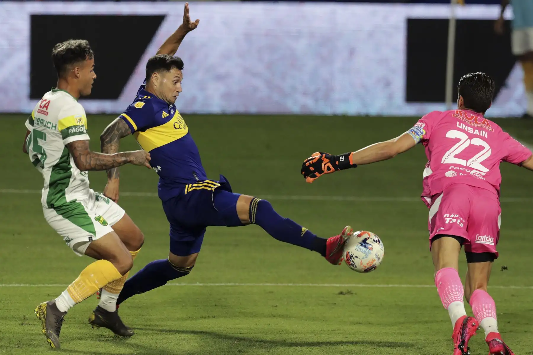 El delantero de Boca Juniors Mauro Zárate (C) dispara para anotar el segundo gol del equipo contra Defensa y Justicia durante el partido de la Liga Argentina de Fútbol Profesional en el estadio La Bombonera de Buenos Aires