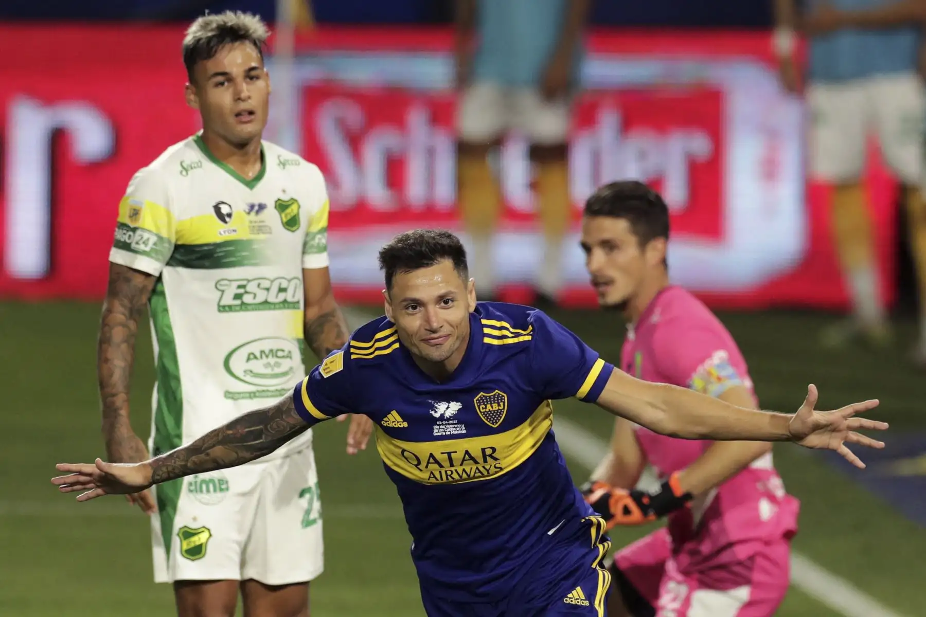 El delantero de Boca Juniors Mauro Zárate (C) celebra tras anotar el segundo gol del equipo ante Defensa y Justicia durante el partido de la Liga Argentina de Fútbol Profesional en el estadio La Bombonera de Buenos Aires. Foto: AFP