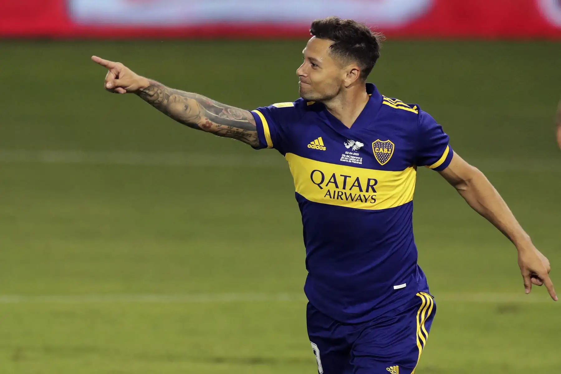 El delantero de Boca Juniors Mauro Zárate (C) celebra tras anotar el segundo gol del equipo ante Defensa y Justicia durante el partido de la Liga Argentina de Fútbol Profesional en el estadio La Bombonera de Buenos Aires. Foto: AFP