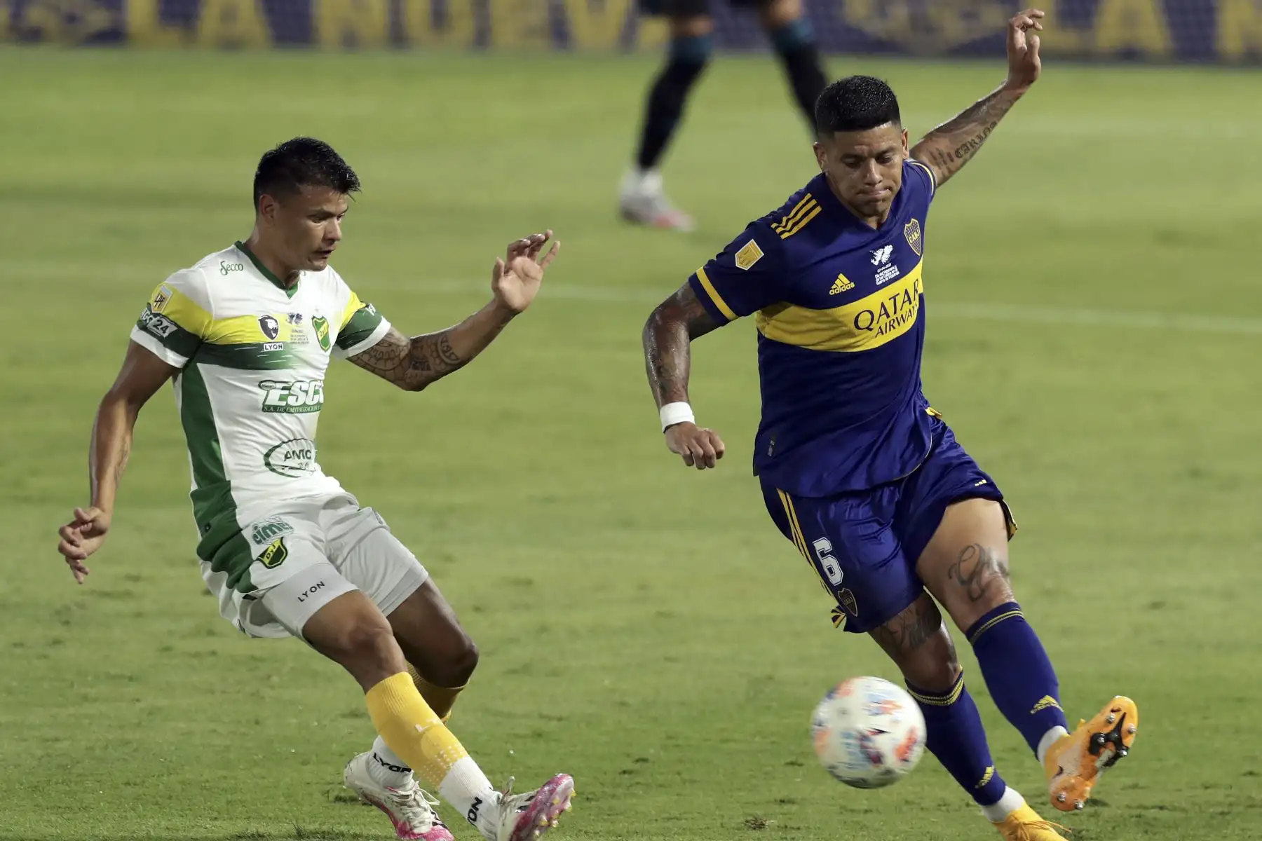El defensor de Boca Juniors Marcos Rojo (R) dispara junto al delantero de Defensa y Justicia Walter Bou durante el partido de la Liga de Fútbol Profesional Argentino en el estadio La Bombonera de Buenos Aires. Foto: AFP