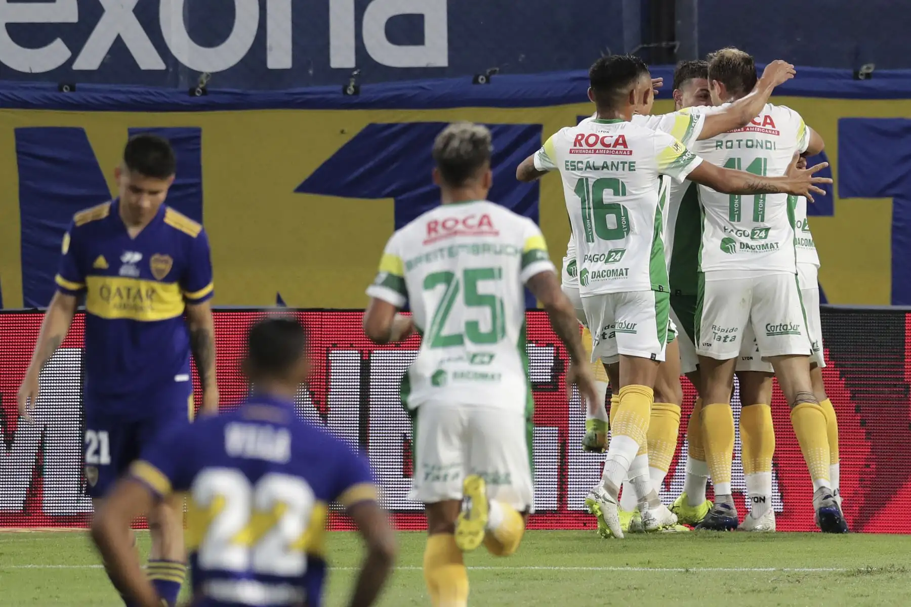 El delantero de Defensa y Justicia Walter Bou (invisible) celebra con sus compañeros tras marcar un gol ante Boca Juniors durante el partido de la Liga Argentina de Fútbol Profesional en el estadio La Bombonera de Buenos Aires. Foto: AFP