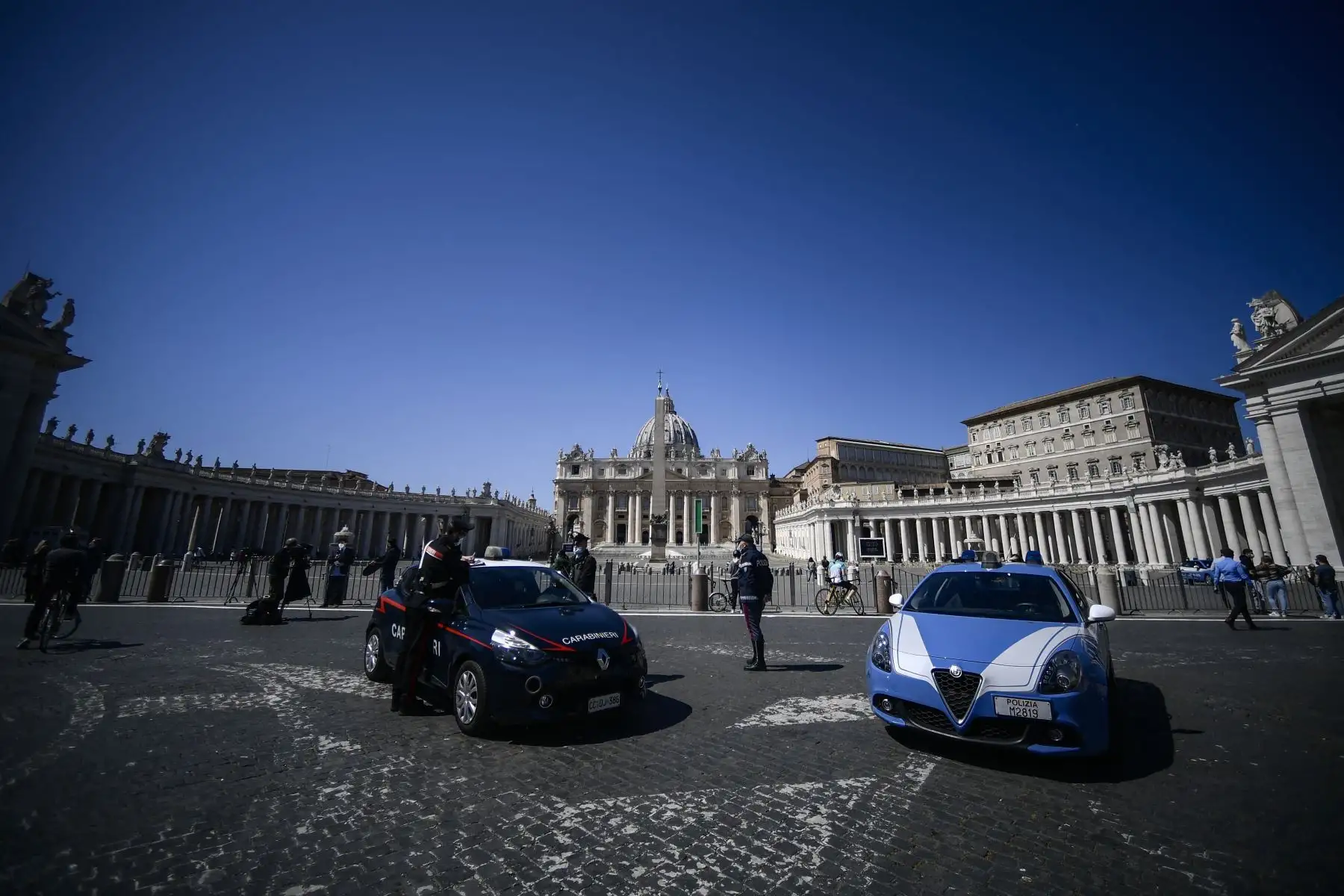 La policía italiana montan guardia  junto a una barrera que impide el acceso a la Plaza de San Pedro en el Vaticano, después de la Misa de Pascua del Papa y la bendición de Urbi et Orbi durante el coronavirus Covid-19 pandemia.
Foto: AFP
