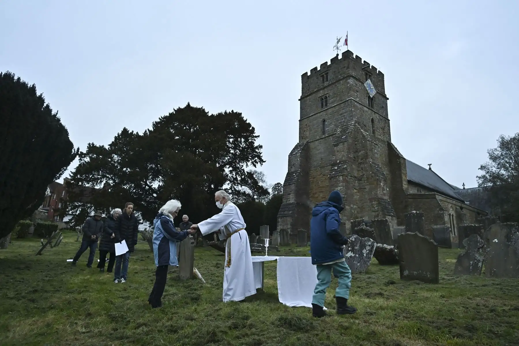 El vicario de Brenchley, el reverendo Campbell Paget lleva a cabo un servicio de Pascua al amanecer en el cementerio de la Iglesia de Todos los Santos en Brenchley, en el sureste de Inglaterra, el domingo de Pascua, siguiendo los consejos del gobierno sobre el distanciamiento social durante el coronavirus. pandemia.
Foto:  AFP