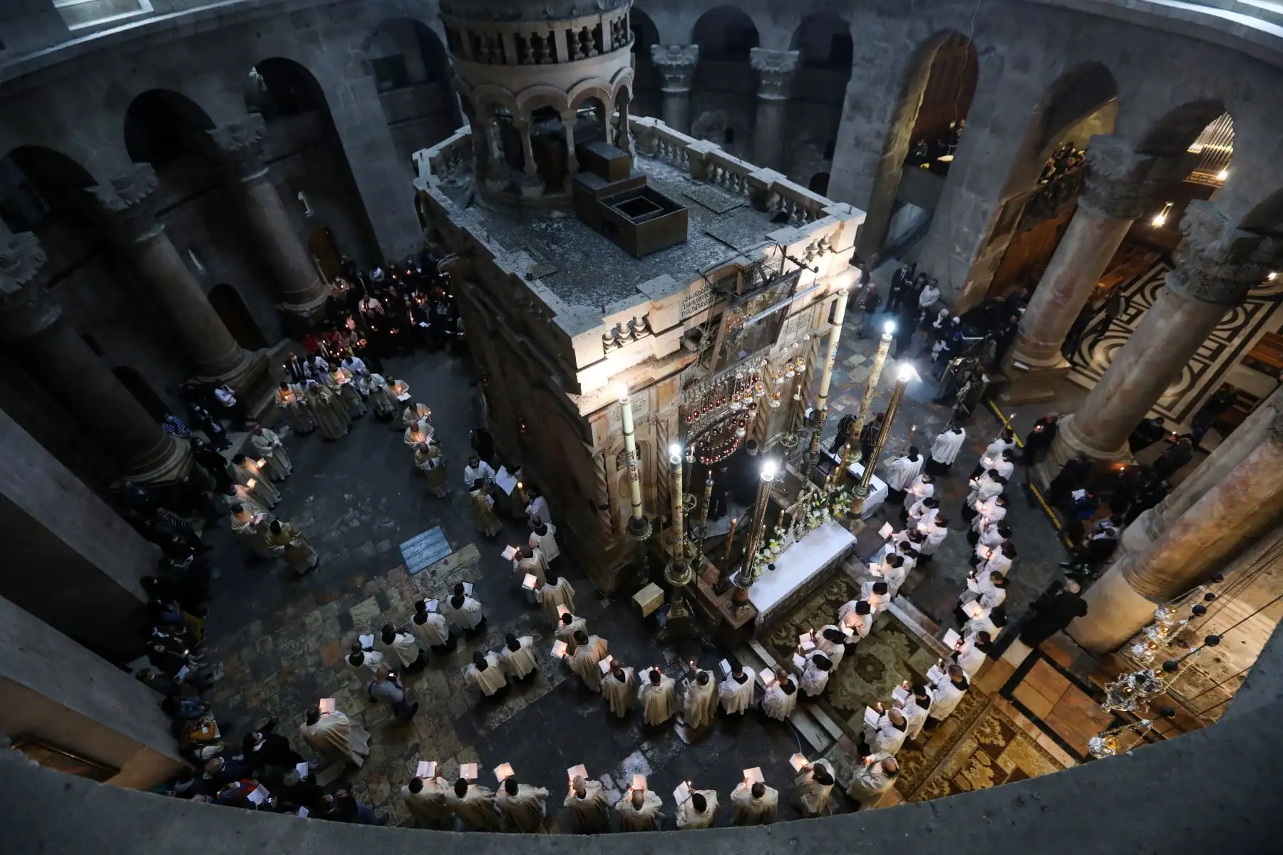 Sacerdotes rezan durante el Domingo de Resurección en el Santo Sepulcro en Jerusalén.
Foto: EFE