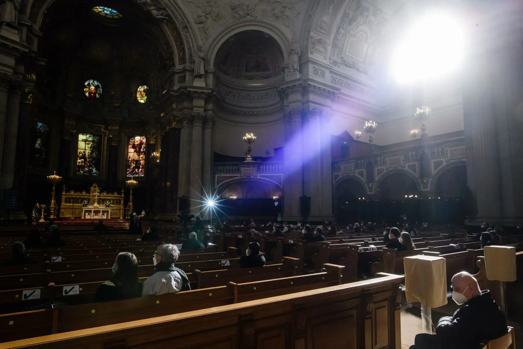 Asistentes a la misa del Domingo de Resurección oficiada en la Catedral de Berlín, Alemania, que ha sido retransmitida por televisión para evitar aglomeraciones y cumplir con las medidas de seguridad para evitar contagios por coronavirus. 
Foto: EFE