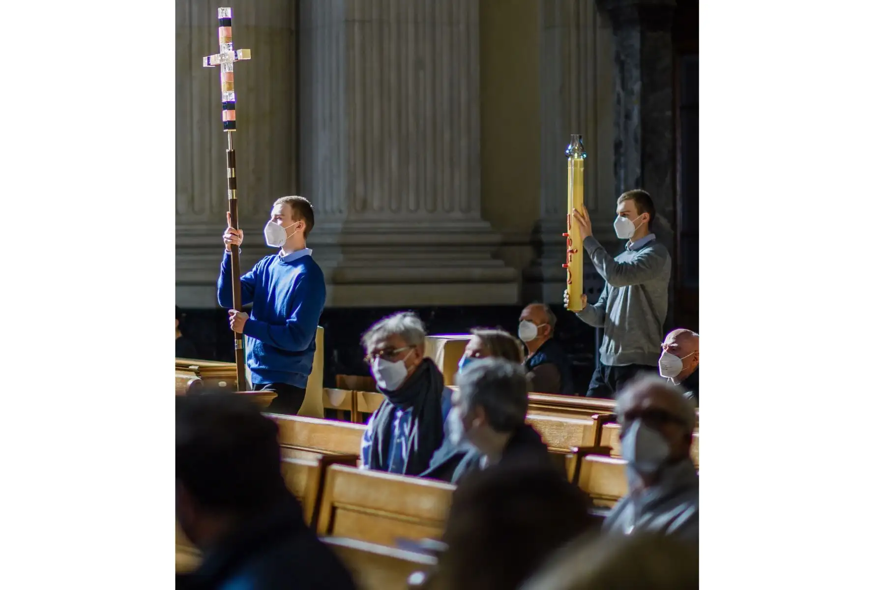 Asistentes a la misa del Domingo de Resurección oficiada en la Catedral de Berlín, Alemania, que ha sido retransmitida por televisión para evitar aglomeraciones y cumplir con las medidas de seguridad para evitar contagios por coronavirus. 
Foto: EFE