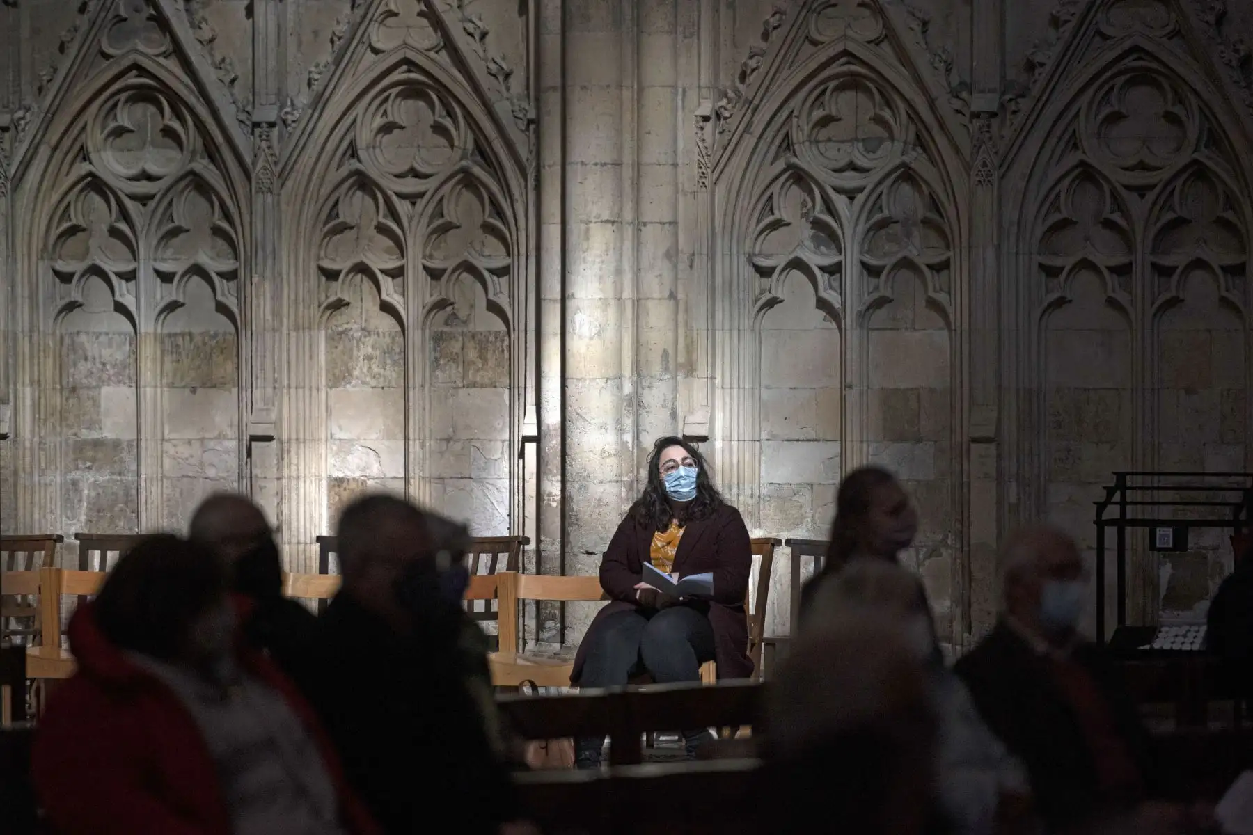 Una congregación socialmente distanciada escucha mientras el Arzobispo de York, el Reverendísimo Stephen Cottrell, dirige la Eucaristía festiva del Día de Pascua en York Minster, al norte de Inglaterra 
Foto: AFP