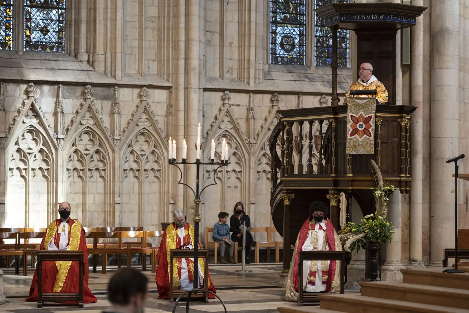 El arzobispo de York, el Reverendísimo Stephen Cottrell, dirige la Eucaristía festiva del día de Pascua en York Minster, en York, norte de Inglaterra.
Foto; AFP