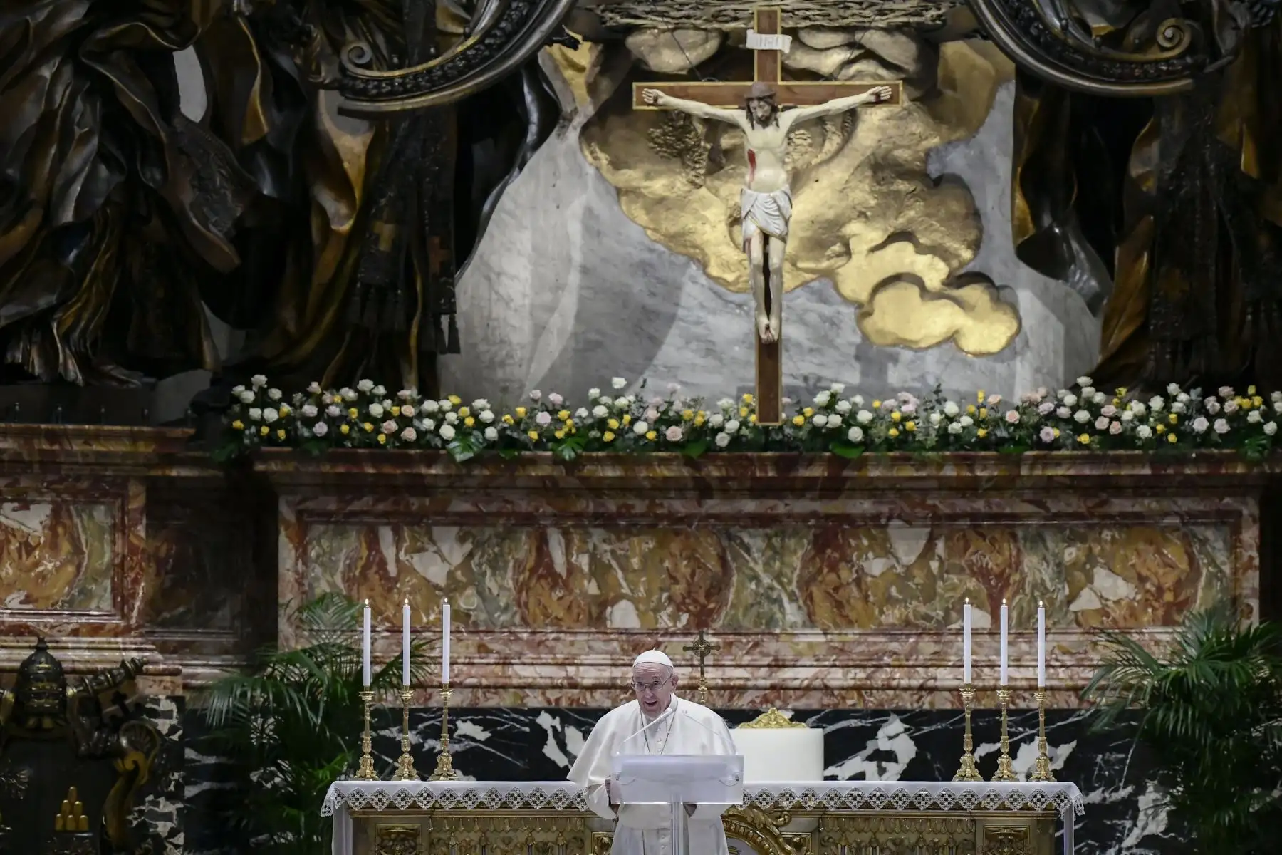 El Papa Francisco habla antes de pronunciar su Bendición Urbi et Orbi, después de celebrar la Misa de Pascua  en la Basílica de San Pedro en el Vaticano durante la pandemia del coronavirus Covid-19.
Foto: AFP