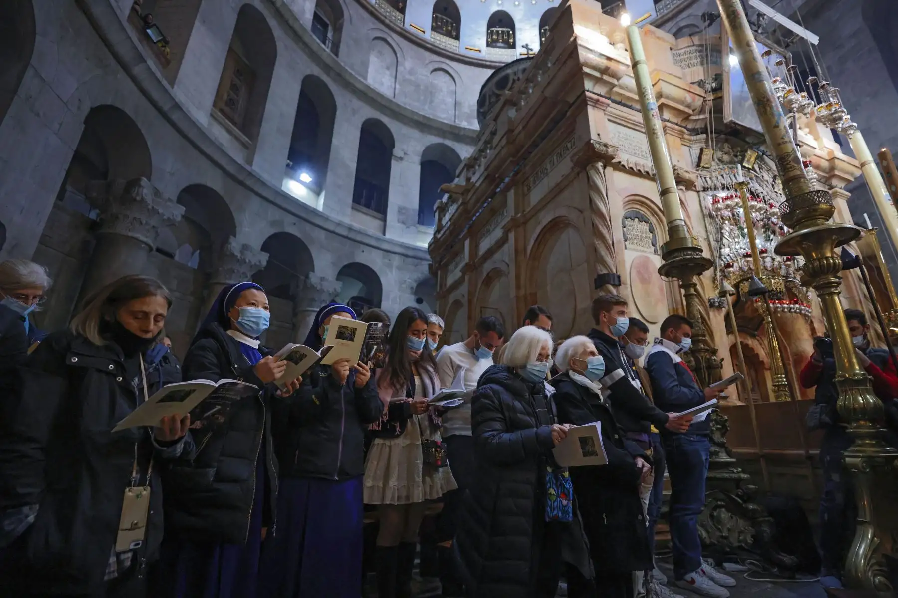 Los fieles cristianos asisten a misa el domingo de Pascua en la Iglesia del Santo Sepulcro en Jerusalén. Foto: AFP