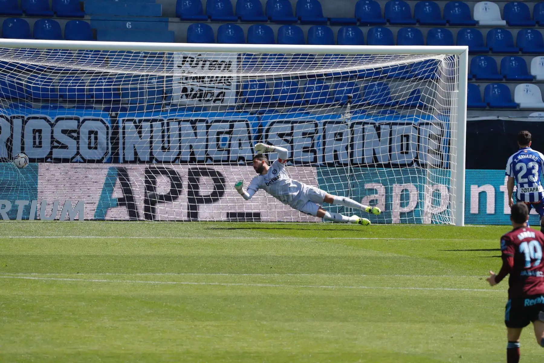 El portero del Deportivo Alavés Fernando Pacheco encaja el 0-1 ante el Celta de Vigo durante el partido correspondiente a la jornada 29 de Laliga Santander de fútbol disputado este domingo en el campo de Mendizorrotza de Vitoria. 
Foto: EFE