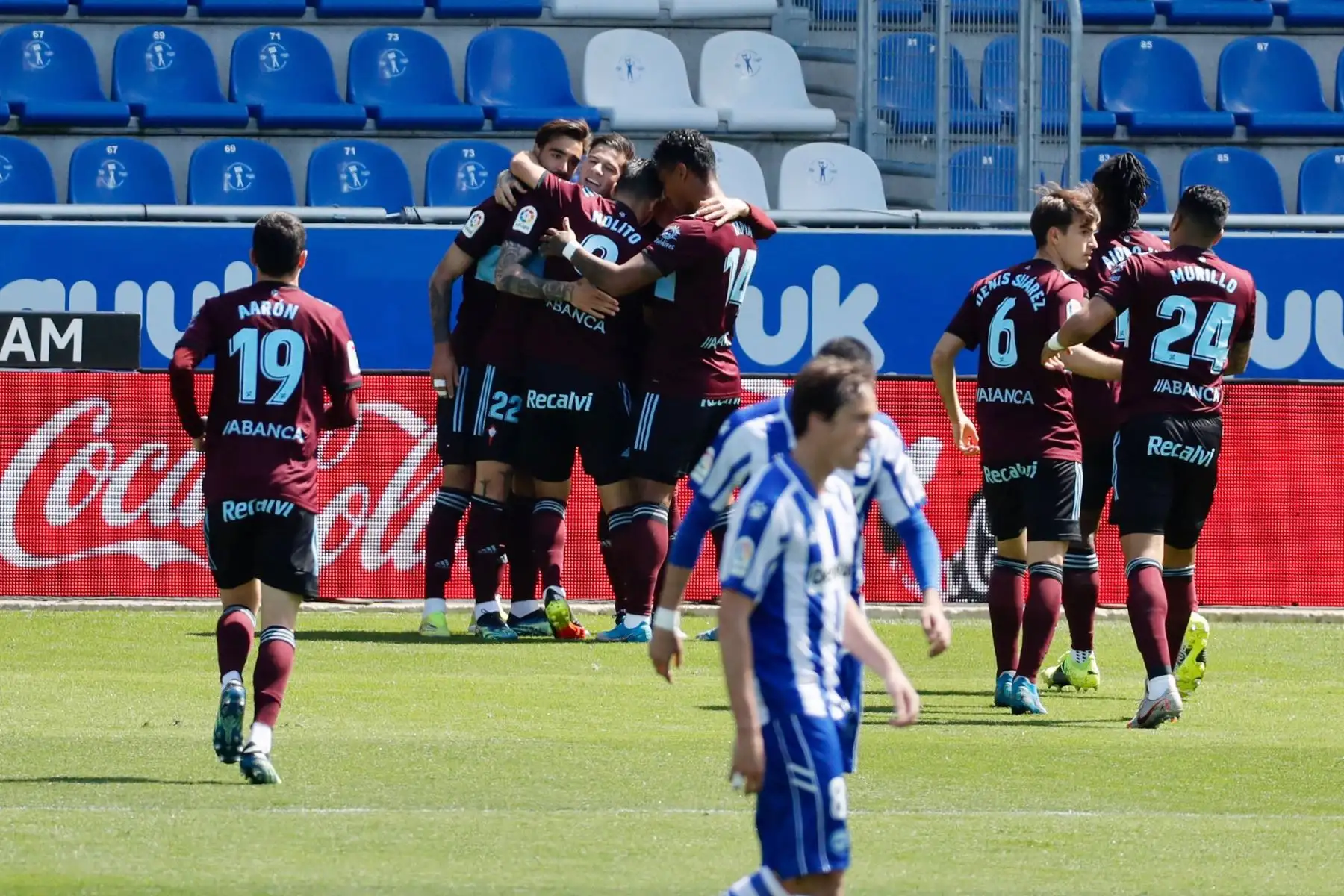 Los jugadores del Celta de Vigo celebran el 0-2 contra el Deportivo Alavés durante el partido correspondiente a la jornada 29 de Laliga Santander de fútbol disputado en el campo de Mendizorrotza de Vitoria. 
Foto: EFE