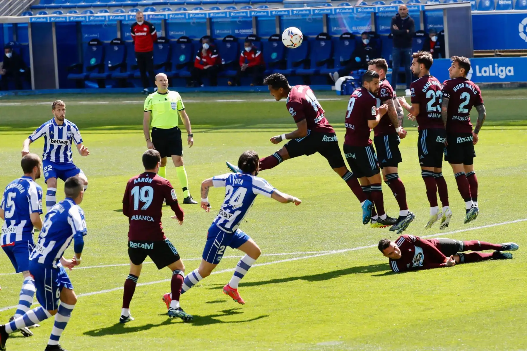 El centrocampista peruano del Celta de Vigo Renato Tapia despeja desde la barrera un lanzamiento del Deportivo Alavés en una jugada del partido que disputaron ambos equipos correspondiente a la jornada 29 de Laliga Santander de fútbol disputado en el campo de Mendizorrotza de Vitoria. 
Foto: EFE