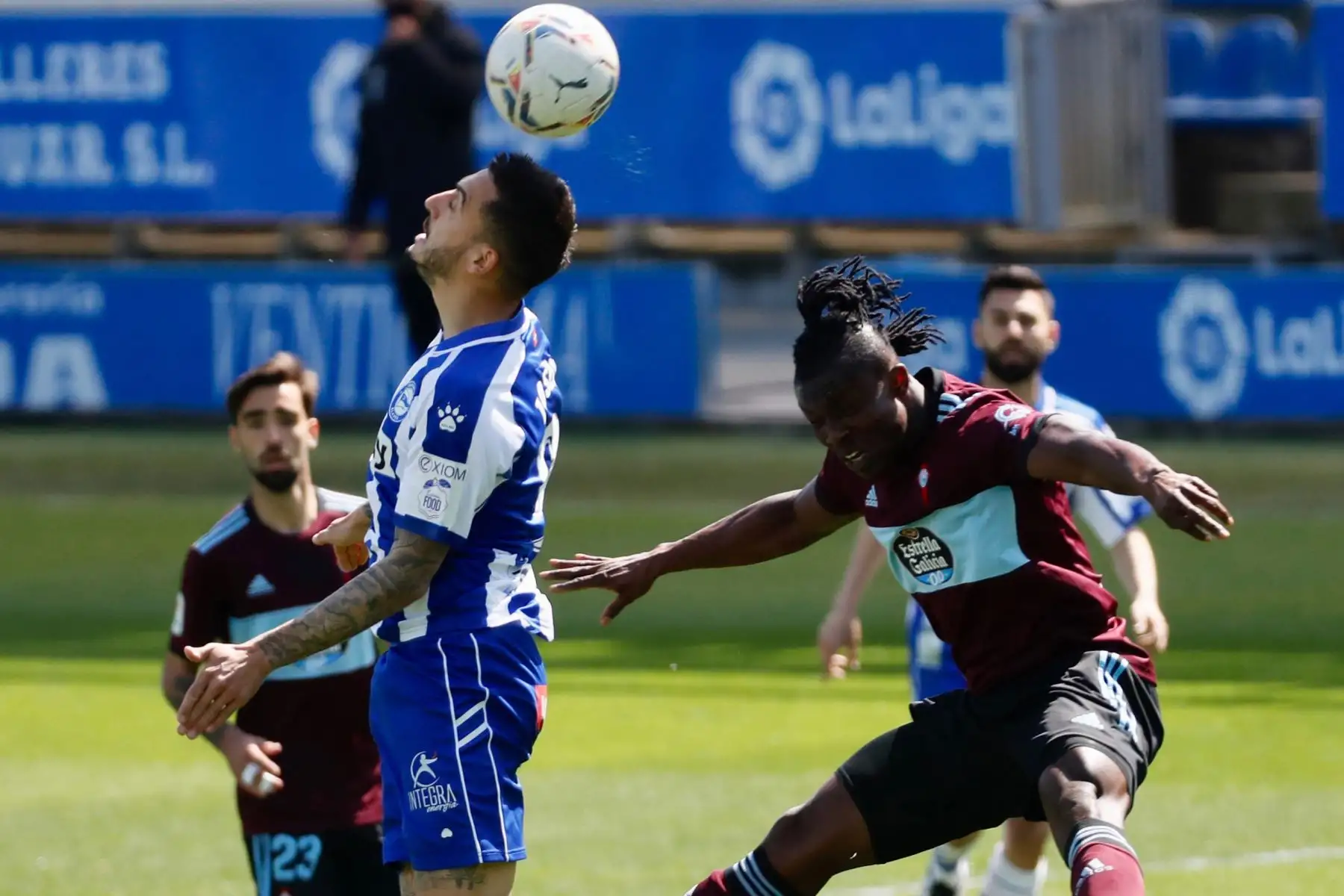 El delantero del Deportivo Alavés Joselu pelea un balón con el defensa ghanés del Celta de Vigo Aidoo durante el partido que disputaron ambos equipos correspondiente a la jornada 29 de Laliga Santander de fútbol disputado en el campo de Mendizorrotza de Vitoria. 
Foto: EFE