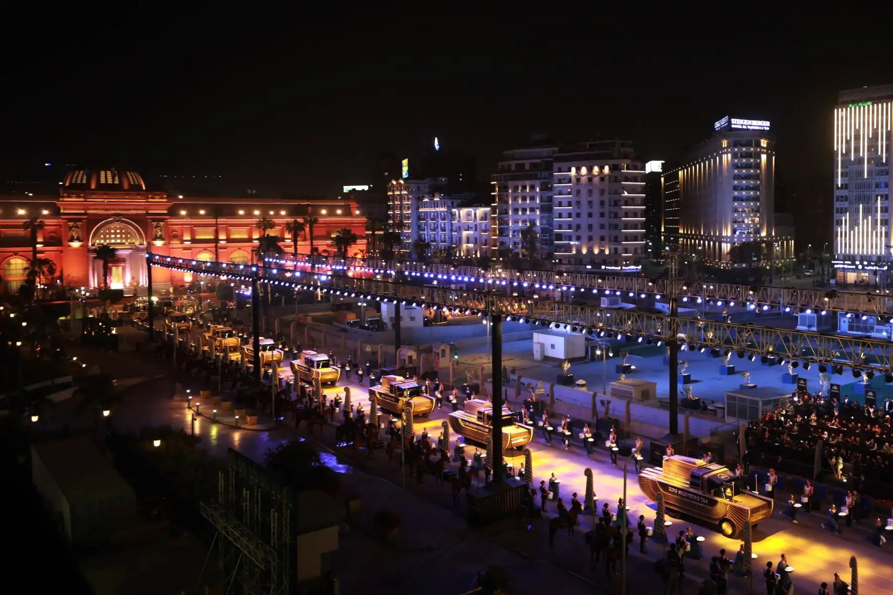 Vista general del Desfile Dorado del Faraón, en El Cairo, Egipto. Un convoy transporta a 18 antiguos reyes egipcios y cuatro reinas desde el Museo Egipcio en la Plaza Tahrir al otro lado del ciudad capital a su nuevo lugar de descanso en el Museo Nacional de la Civilización Egipcia en Fustat.
Foto: EFE