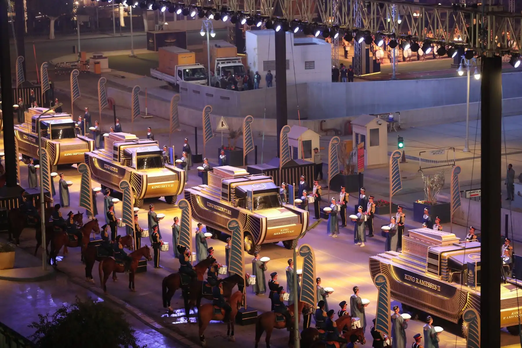 Vista general del Desfile Dorado del Faraón, en El Cairo, Egipto. Un convoy transporta a 18 antiguos reyes egipcios y cuatro reinas desde el Museo Egipcio en la Plaza Tahrir al otro lado del ciudad capital a su nuevo lugar de descanso en el Museo Nacional de la Civilización Egipcia en Fustat.
Foto: EFE