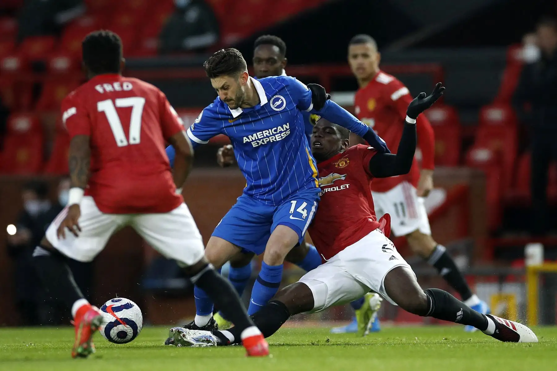 El centrocampista inglés de Brighton Adam Lallana compite con el mediocampista francés del Manchester United Paul Pogba durante el partido de fútbol de la Premier League inglesa entre Manchester United y Brighton.
Foto: AFP