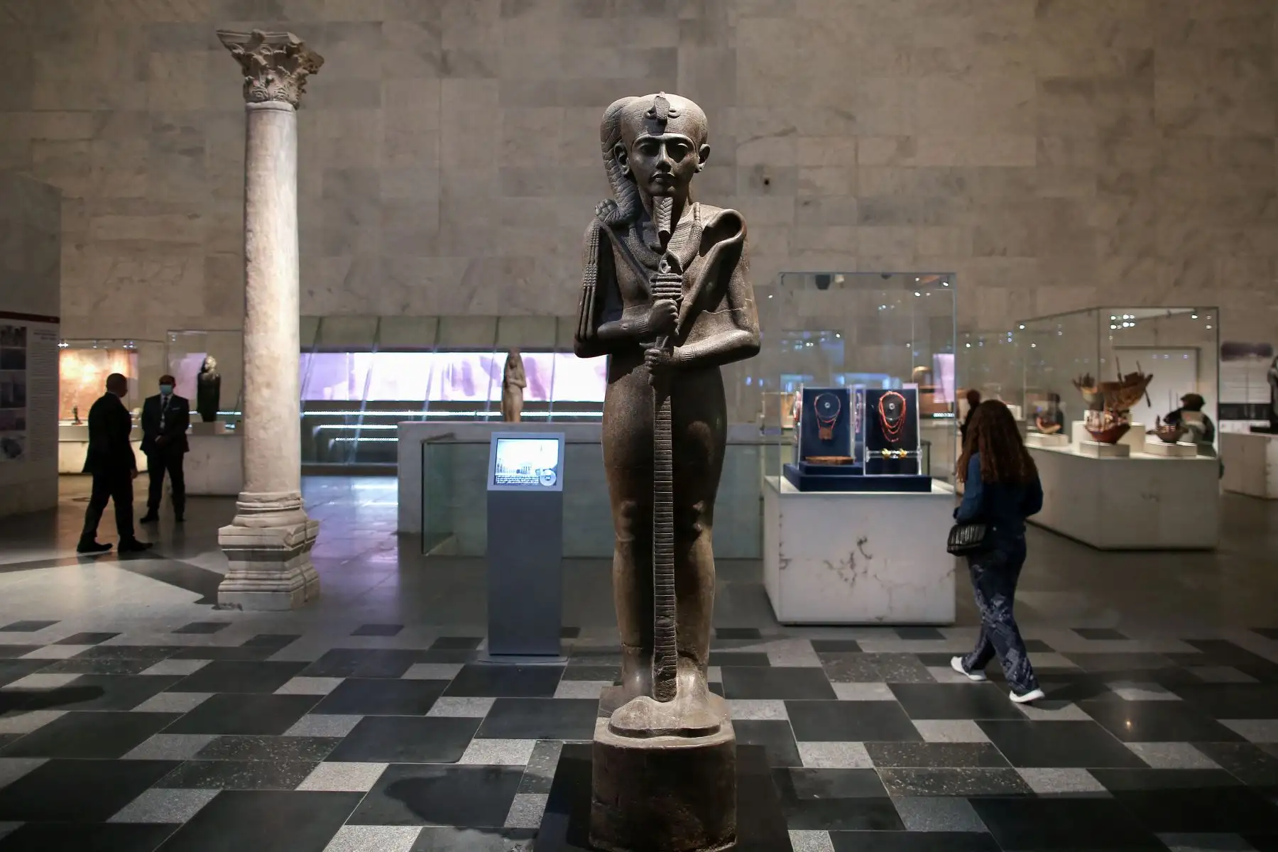 La gente visita una exhibición arqueológica en el nuevo Museo Nacional de la Civilización Egipcia (NMEC) de Egipto, en el distrito de Fustat del Viejo Cairo, durante su reapertura oficial un día después de la ceremonia del Desfile Dorado de los faraones.
Foto: AFP