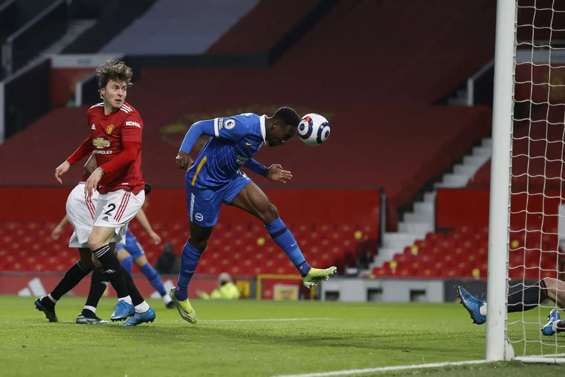 El defensor sueco del Manchester United Victor Lindelof mira como el delantero inglés de Brighton Danny Welbeck encabeza el balón para marcar el primer gol de su equipo durante el partido de fútbol de la Premier League inglesa entre el Manchester United y Brighton.
Foto:  AFP