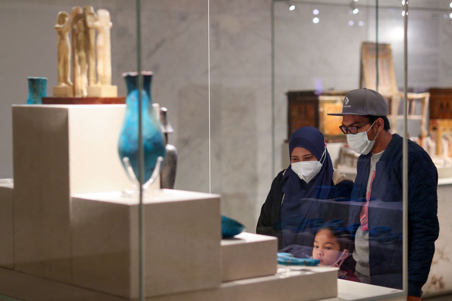 Los visitantes miran los artefactos exhibidos en el nuevo Museo Nacional de la Civilización Egipcia (NMEC) de Egipto, en el distrito Fustat del Viejo Cairo, después de la ceremonia del Desfile Dorado de los faraones. 
Foto: AFP