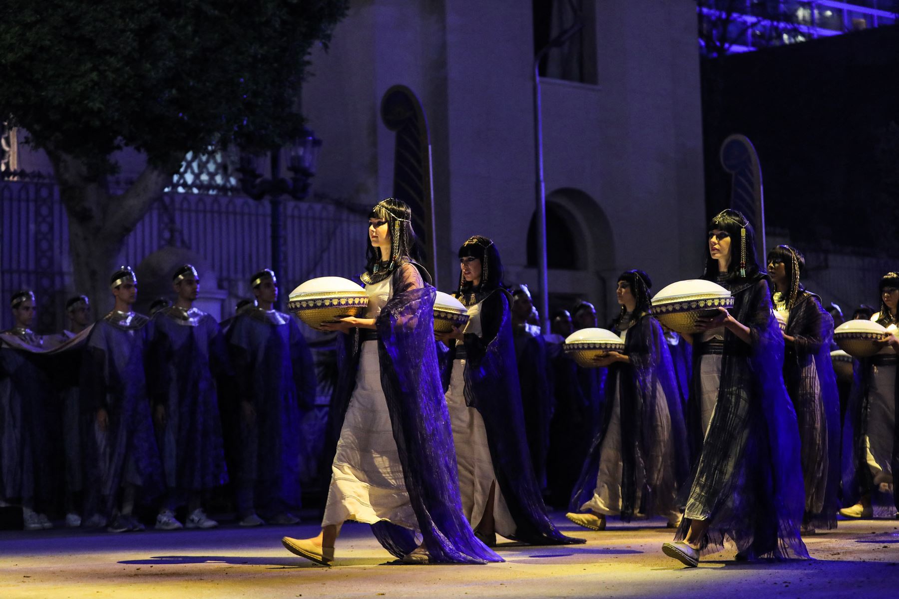 Artistas vestidos con trajes del antiguo Egipto marchan al inicio del desfile de 22 momias reales del Antiguo Egipto que parten del Museo Egipcio en la Plaza Tahrir de El Cairo, camino a su nuevo lugar de descanso en el nuevo Museo Nacional de la Civilización Egipcia. 
Foto: AFP