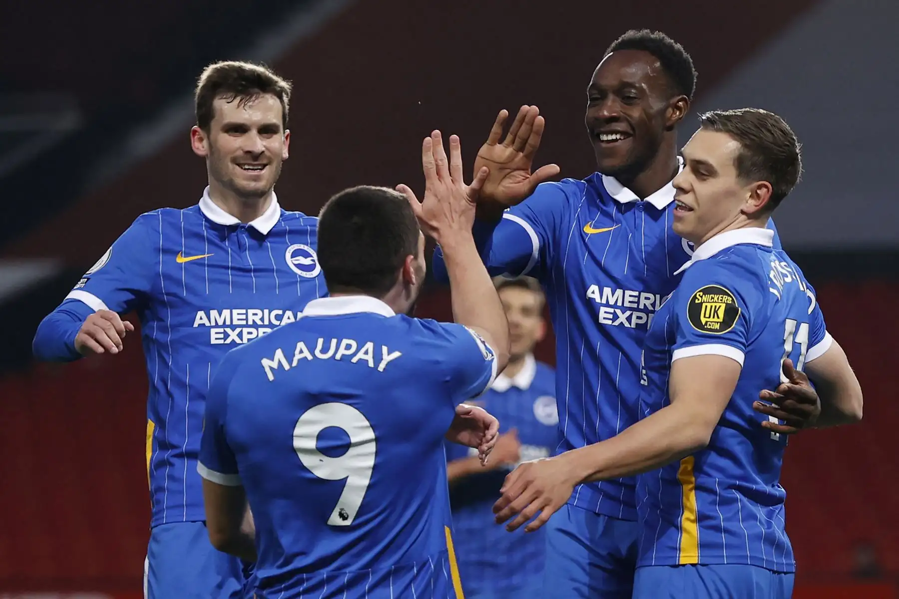 El delantero inglés de Brighton Danny Welbeck celebra anotar el primer gol de su equipo con sus compañeros durante el partido de fútbol de la Premier League inglesa entre Manchester United y Brighton.
Foto:AFP