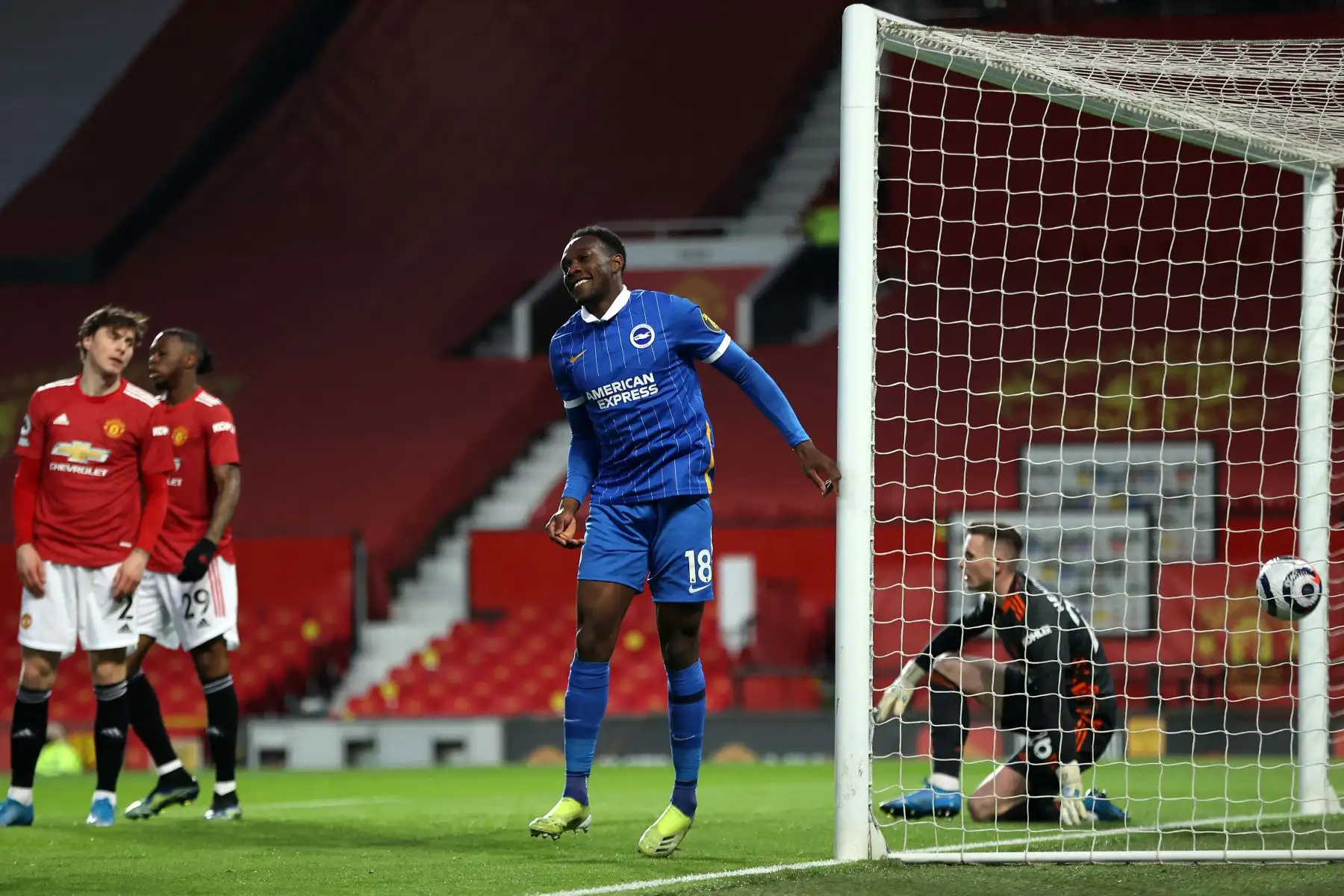 El delantero inglés de Brighton Danny Welbeck celebra anotar el primer gol de su equipo durante el partido de fútbol de la Premier League inglesa entre Manchester United y Brighton.
Foto: AFP