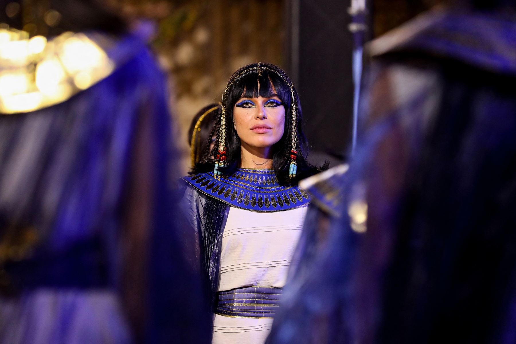 Artistas vestidos con trajes del antiguo Egipto esperan el inicio del desfile de 22 momias reales del Antiguo Egipto que parten del Museo Egipcio en la Plaza Tahrir de El Cairo, camino a su nuevo lugar de descanso en el nuevo Museo Nacional de la Civilización Egipcia.
Foto: AFP
