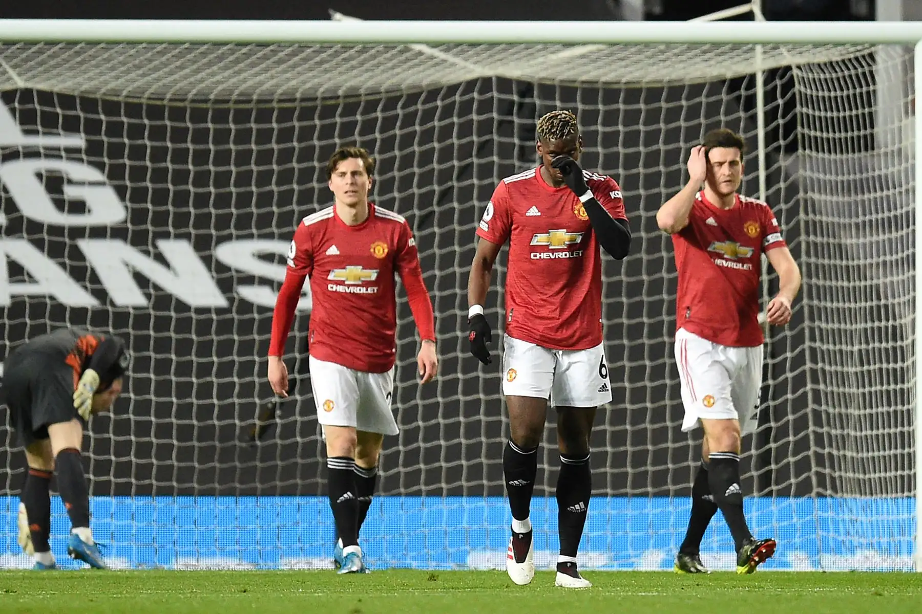 El defensor sueco del Manchester United Victor Lindelof El centrocampista francés del Manchester United Paul Pogba  y el defensor inglés del Manchester United Harry Maguire reaccionan después de ir 1-0 abajo durante el partido de fútbol de la Premier League inglesa entre Manchester United y Brighton.
Foto: AFP