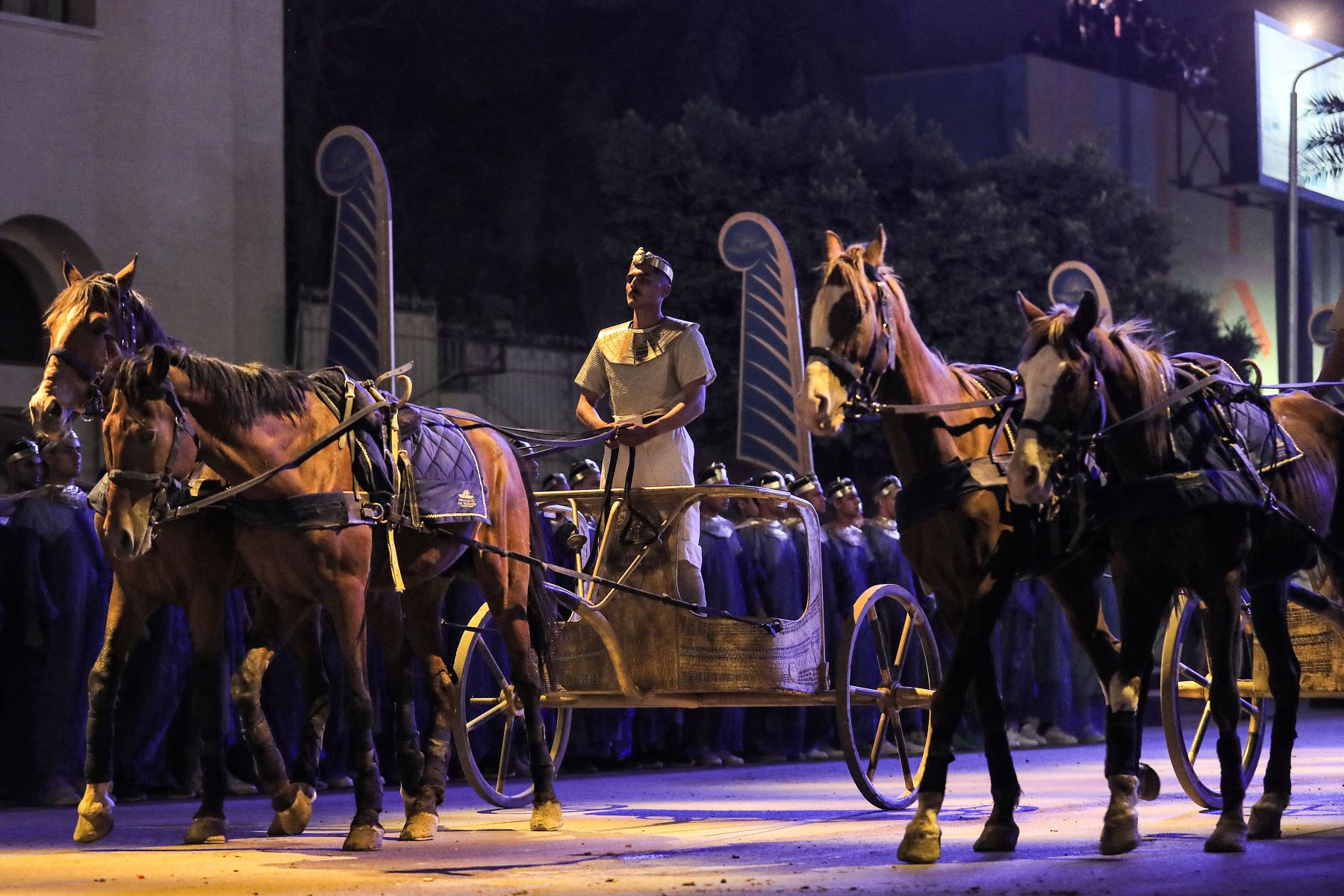 Un artista monta un carro de dos caballos al comienzo del desfile de 22 momias reales egipcias antiguas que parten del Museo Egipcio en la Plaza Tahrir de El Cairo, camino a su nuevo lugar de descanso en el nuevo Museo Nacional Egipcio. 
Foto: AFP