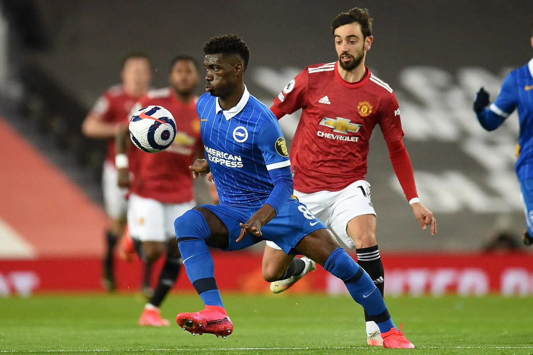 El centrocampista marfileño del Brighton Yves Bissouma compite con el centrocampista portugués del Manchester United Bruno Fernandes durante el partido de fútbol de la Premier League inglesa entre el Manchester United y Brighton.
Foto: AFP