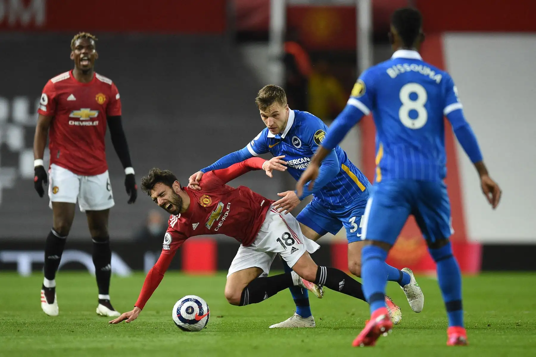 El centrocampista portugués del Manchester United Bruno Fernandes compite con el defensor holandés de Brighton Joel Veltman durante el partido de fútbol de la Premier League inglesa entre Manchester United y Brighton.
Foto: AFP