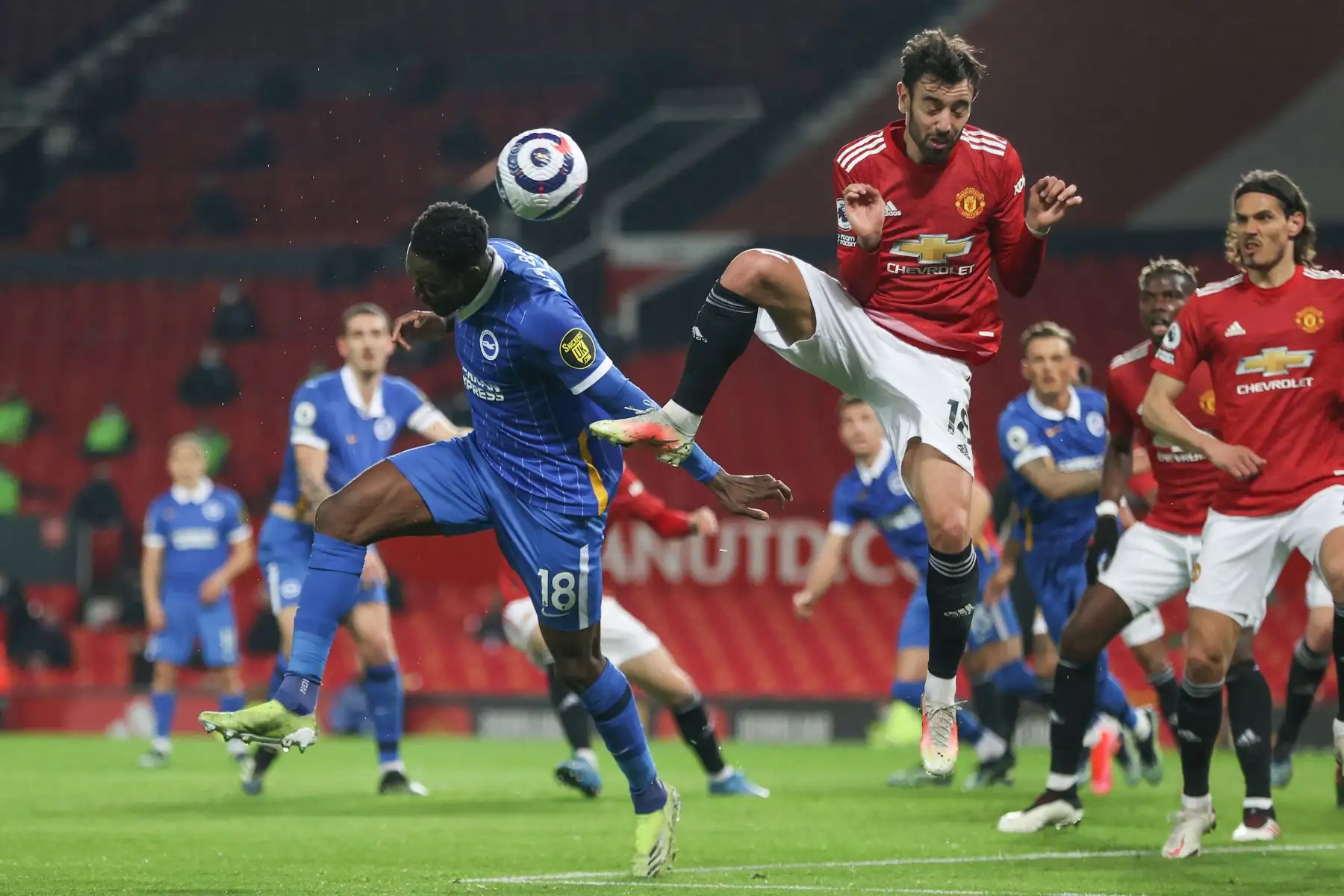 El delantero inglés de Brighton Danny Welbeck compite con el centrocampista portugués del Manchester United Bruno Fernandes durante el partido de fútbol de la Premier League inglesa entre Manchester United y Brighton.
Foto: AFP