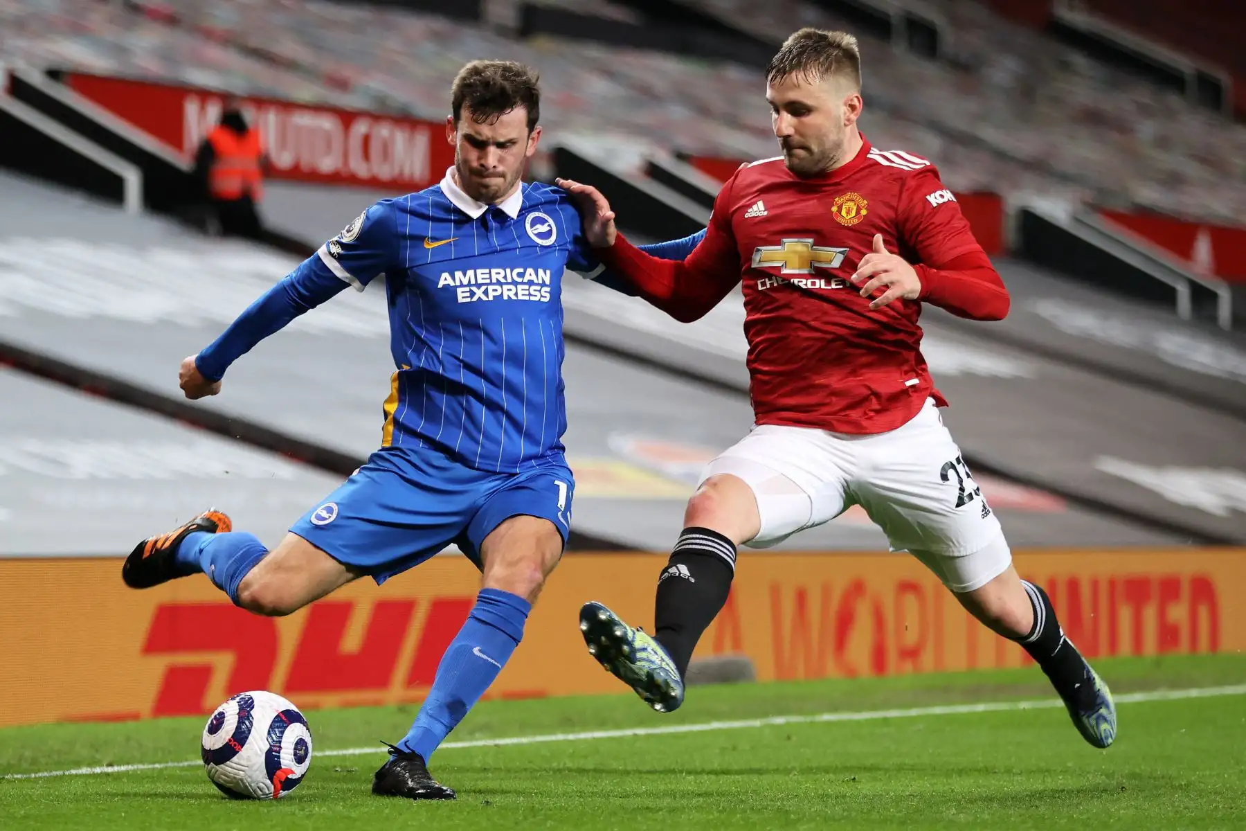 El centrocampista alemán de Brighton Pascal Gross  compite con el defensor inglés del Manchester United Luke Shaw durante el partido de fútbol de la Premier League inglesa entre el Manchester United y Brighton.
Foto: AFP