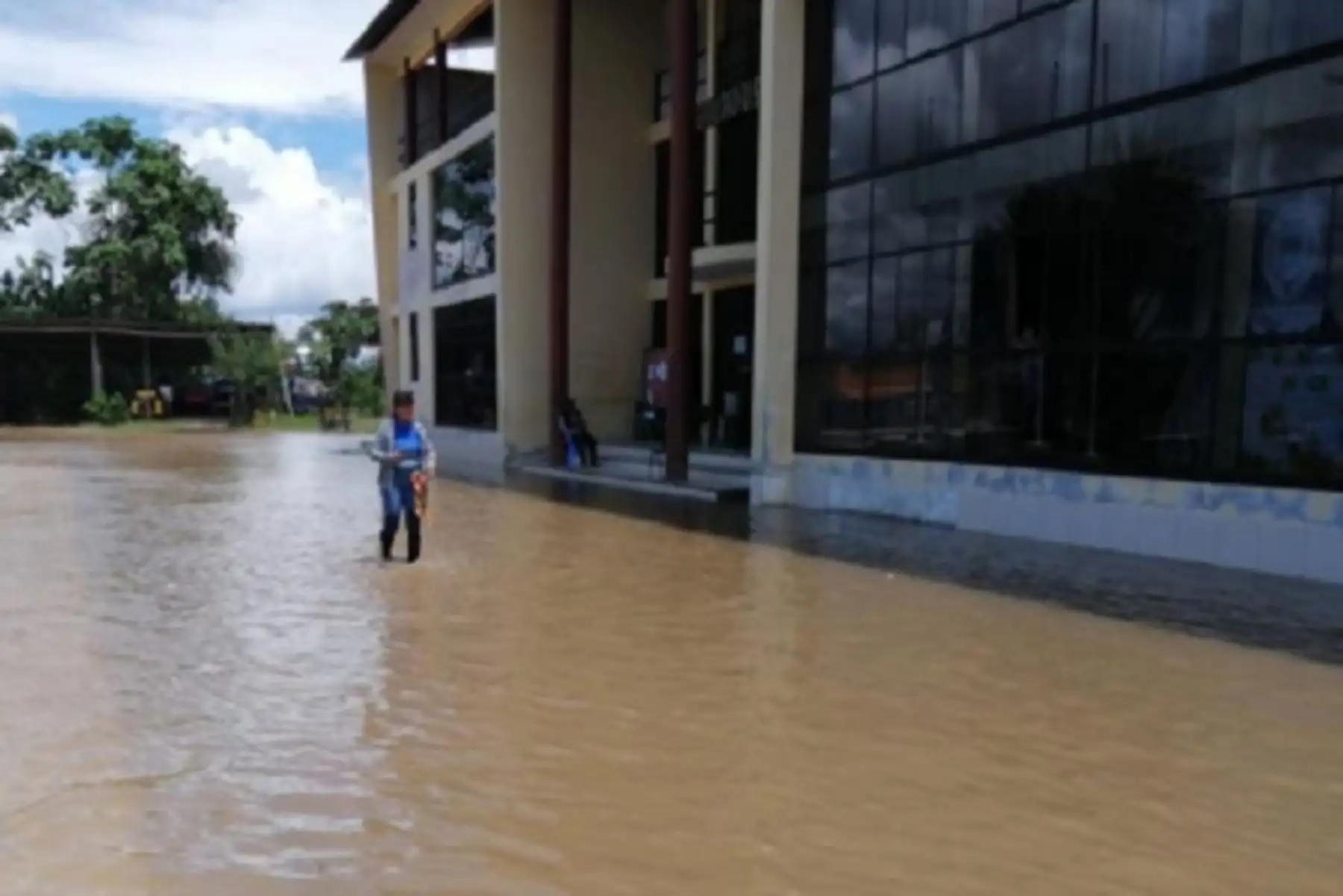 El Centro de Operaciones de Emergencia Sectorial del Ministerio de Educación señaló que se viene monitoreando los locales educativos Andrés Avelino Cáceres y N° 62141 ante los posible dañados causados.