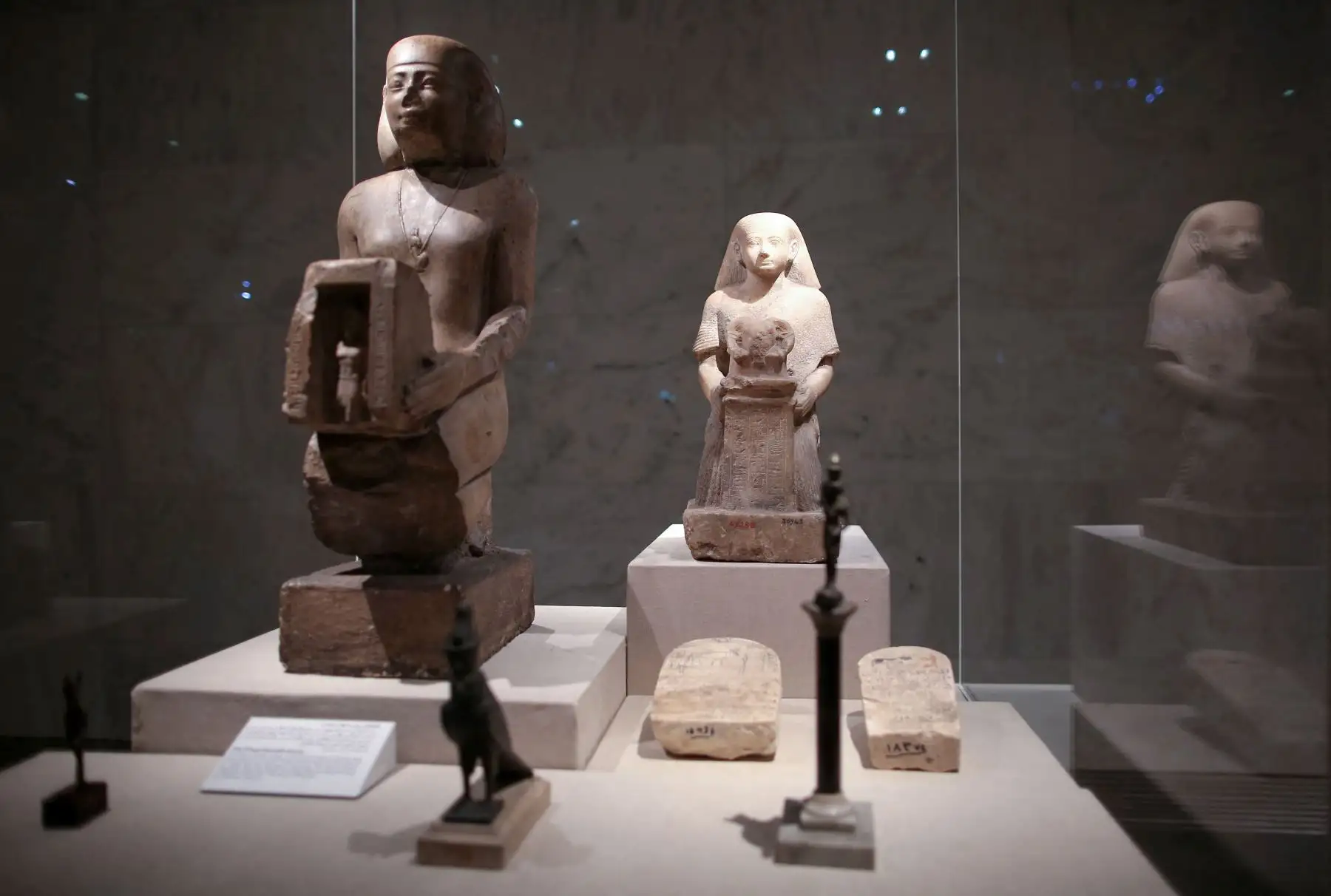 Una estatua del sacerdote Psamtik Seneb se exhibe en el nuevo Museo Nacional de la Civilización Egipcia (NMEC) de Egipto, en el distrito de Fustat del Viejo Cairo, durante su reapertura oficial un día después de la ceremonia del Desfile Dorado de los faraones.
Foto: AFP