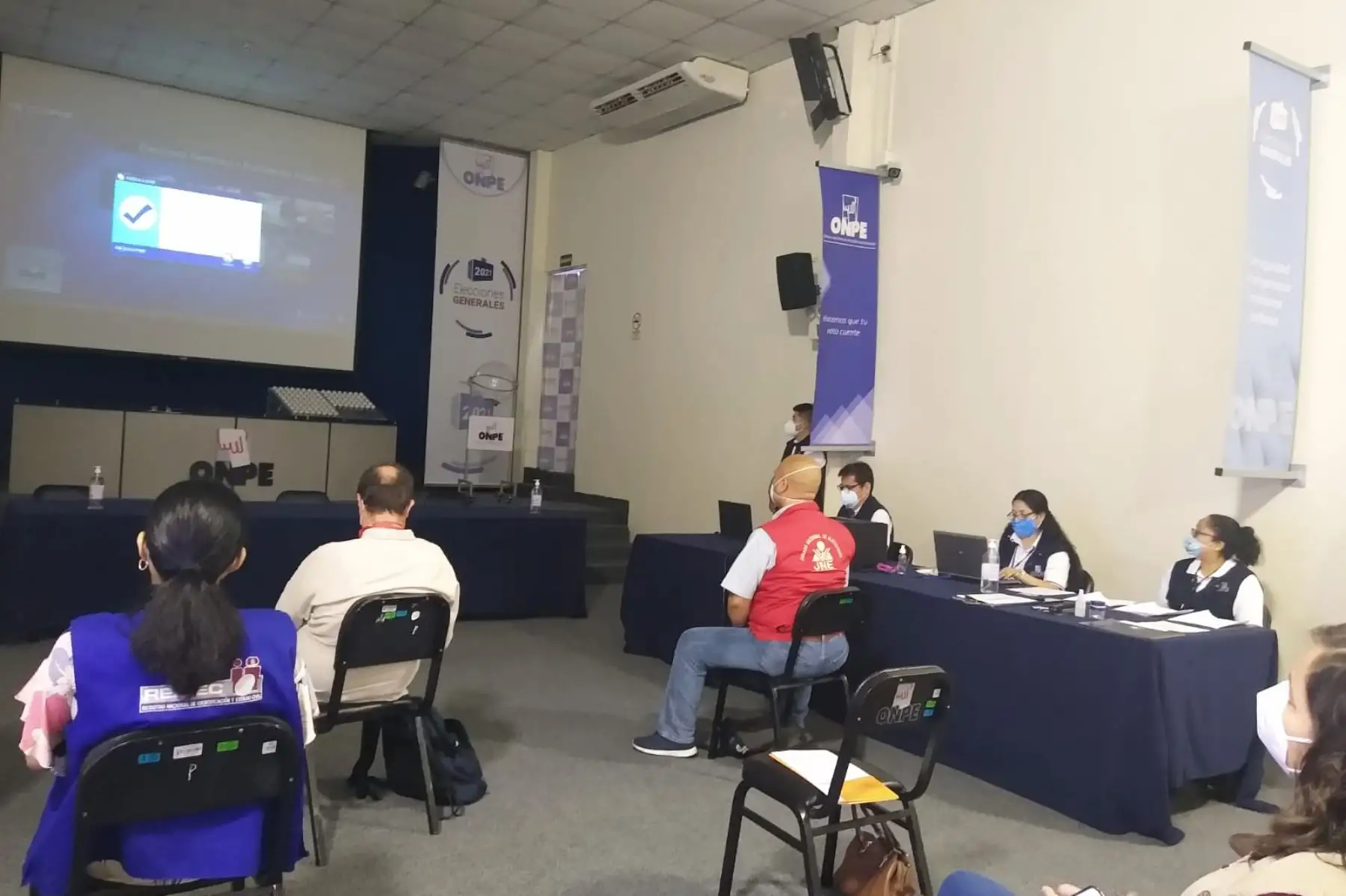 Fiscalizadores del JNE vigilan en diferentes partes del país que la capacitación a miembros de mesa llevada a cabo por ONPE se realice conforme a los parámetros de ley, a una semana del proceso electoral este 11 abril próximo. 
Foto: JNE