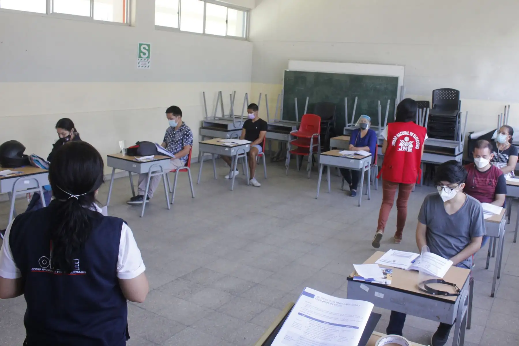 Fiscalizadores del JNE vigilan en diferentes partes del país que la capacitación a miembros de mesa llevada a cabo por ONPE se realice conforme a los parámetros de ley, a una semana del proceso electoral este 11 abril próximo. 
Foto: JNE