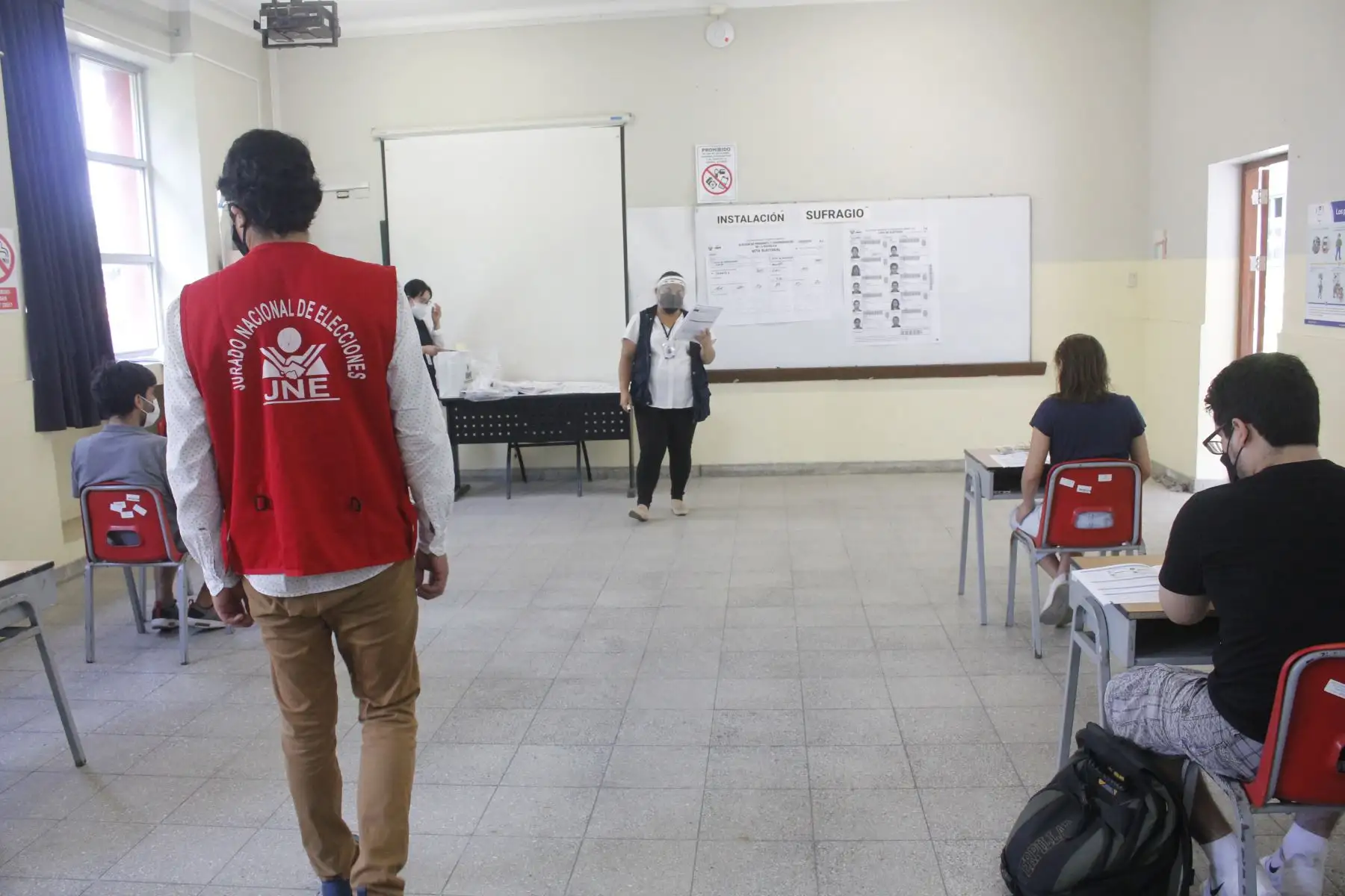 Fiscalizadores del JNE vigilan en diferentes partes del país que la capacitación a miembros de mesa llevada a cabo por ONPE se realice conforme a los parámetros de ley, a una semana del proceso electoral este 11 abril próximo. 
Foto: JNE