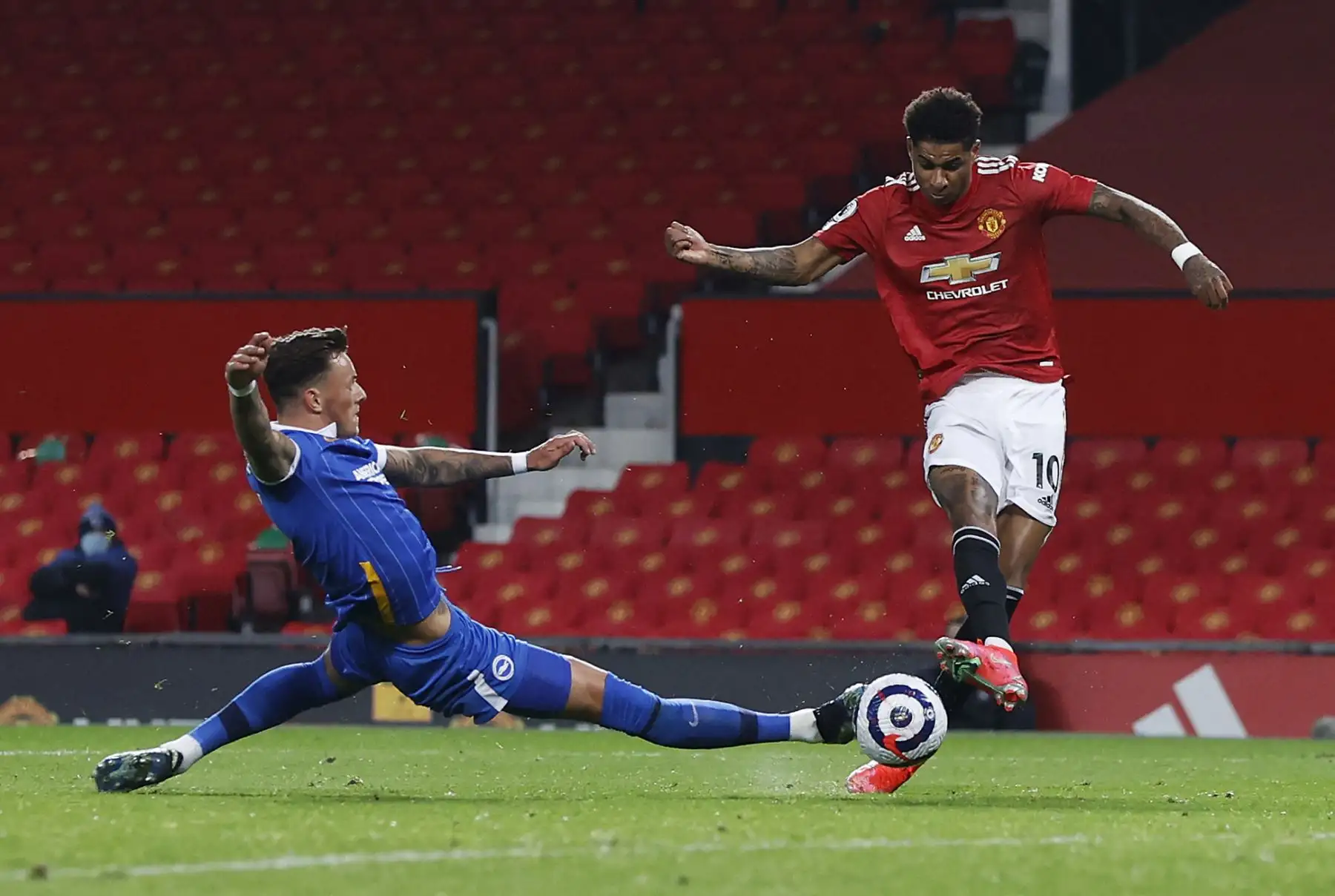 El delantero inglés del Manchester United Marcus Rashford  anota el primer gol de su equipo durante el partido de fútbol de la Premier League inglesa entre el Manchester United y Brighton Foto: AFP