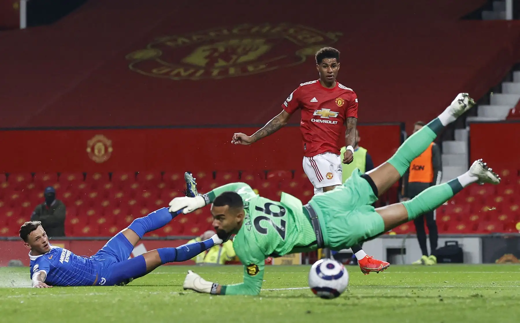 El delantero inglés del Manchester United, Marcus Rashford, marca el primer gol de su equipo más allá del portero español de Brighton, Robert Sánchez, durante el partido de fútbol de la Premier League inglesa entre el Manchester United y Brighton.
Foto:AFP