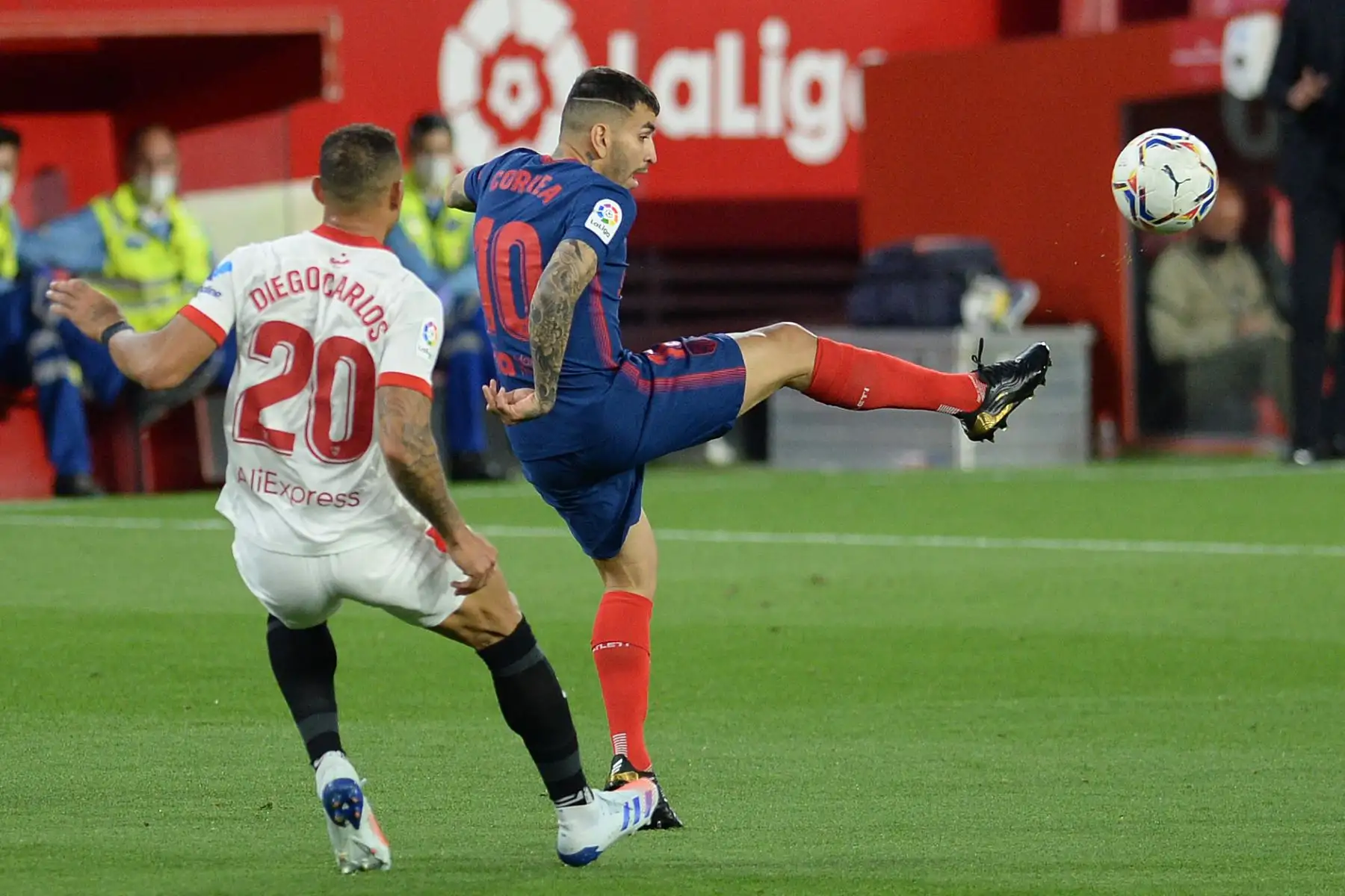 El delantero argentino del Atlético de Madrid Angel Correa (R) desafía al defensor brasileño del Sevilla Diego Carlos durante el partido de fútbol de la Liga española entre el Sevilla FC y el Club Atlético de Madrid en el estadio Ramón Sánchez Pizjuan de Sevilla. Foto: AFP