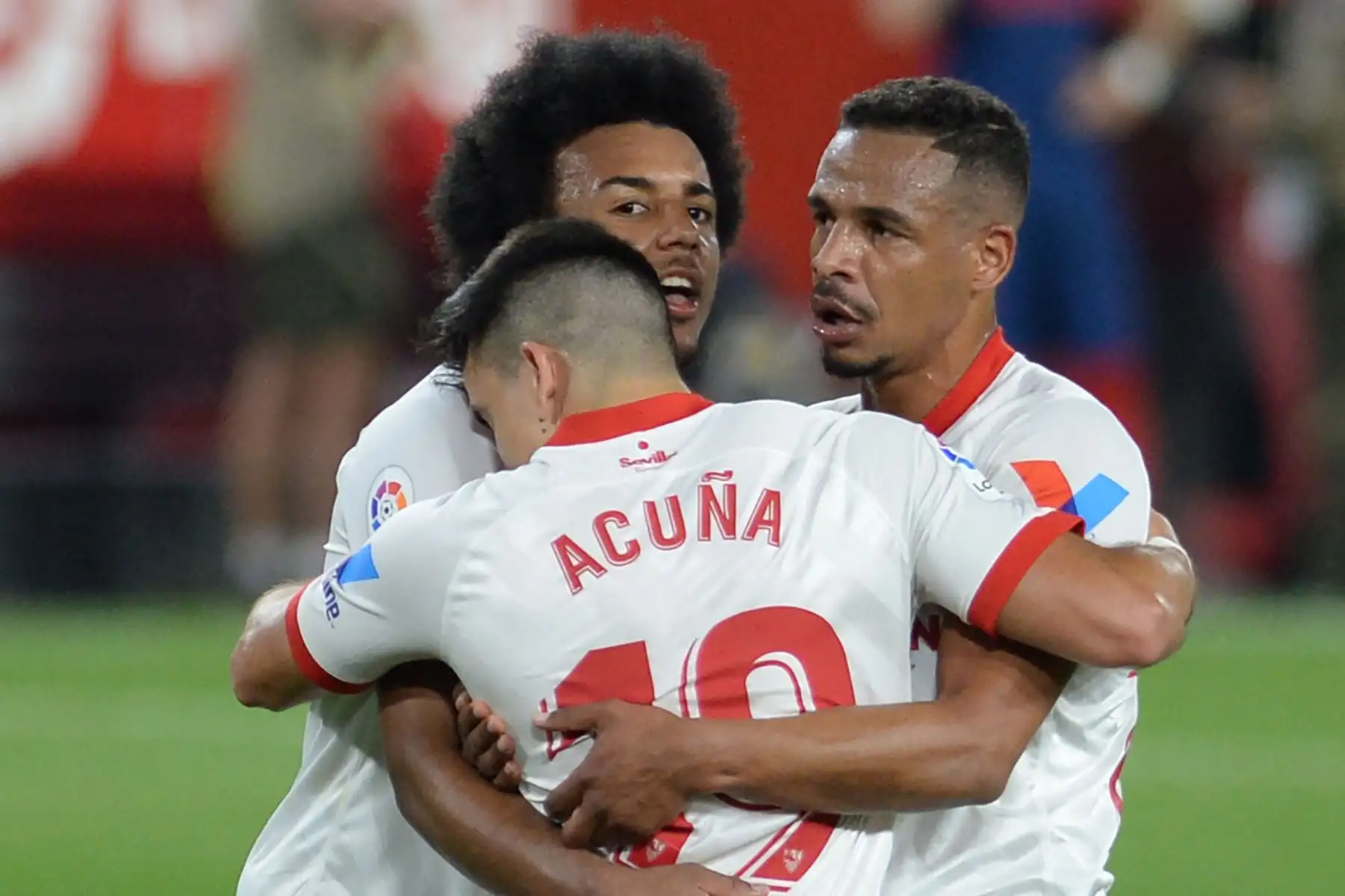 El defensor argentino del Sevilla Marcos Acuña (C) celebra con el defensor francés del Sevilla Jules Kounde (L) y el centrocampista brasileño del Sevilla Fernando Reges tras marcar un gol durante el partido de fútbol de la Liga española entre el Sevilla FC y el Club Atlético de Madrid en el estadio Ramón Sánchez Pizjuan de Sevilla. Foto: AFP