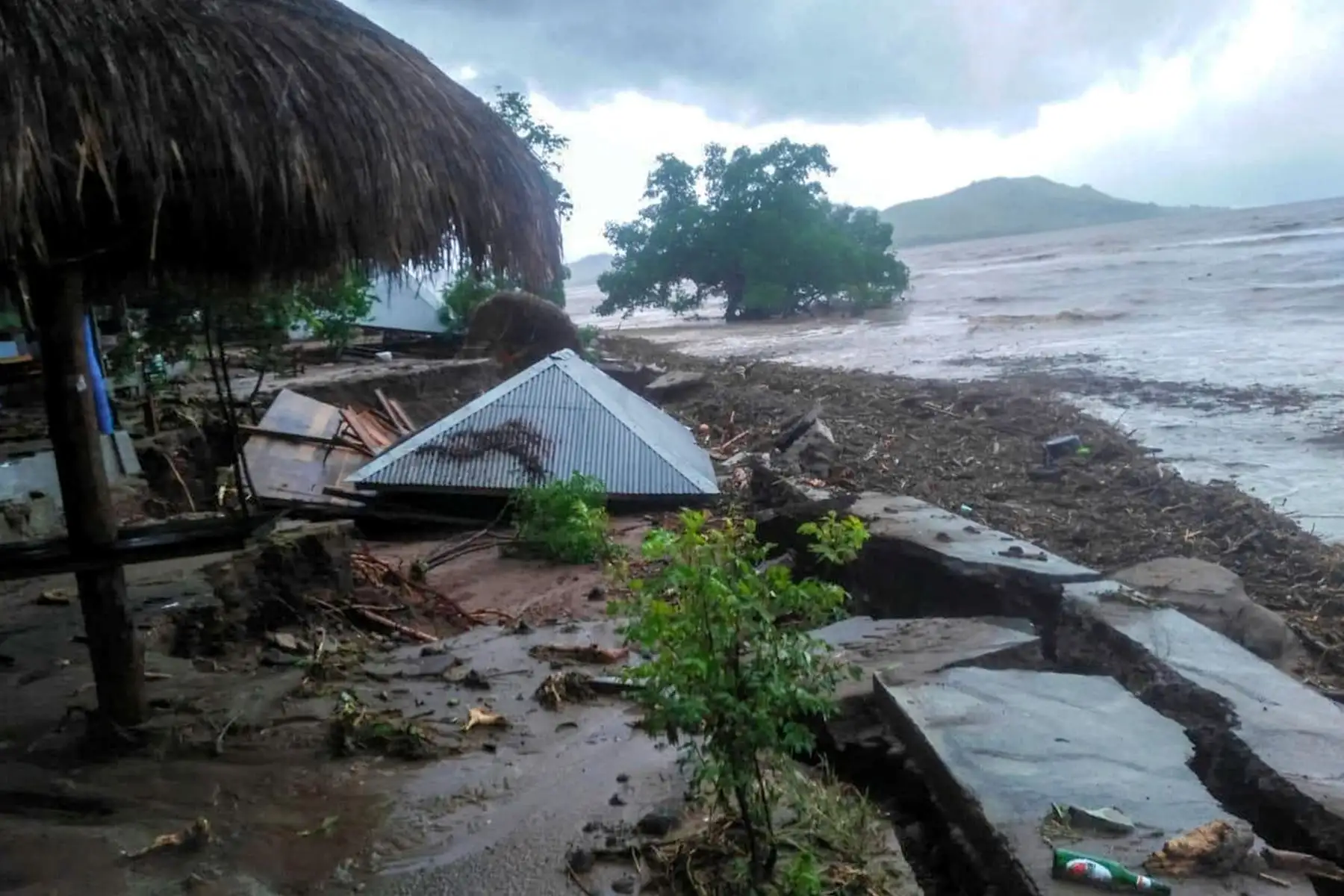 Decenas de personas están desaparecidas después de que las inundaciones repentinas y los deslizamientos de tierra en Indonesia. Foto: AFP