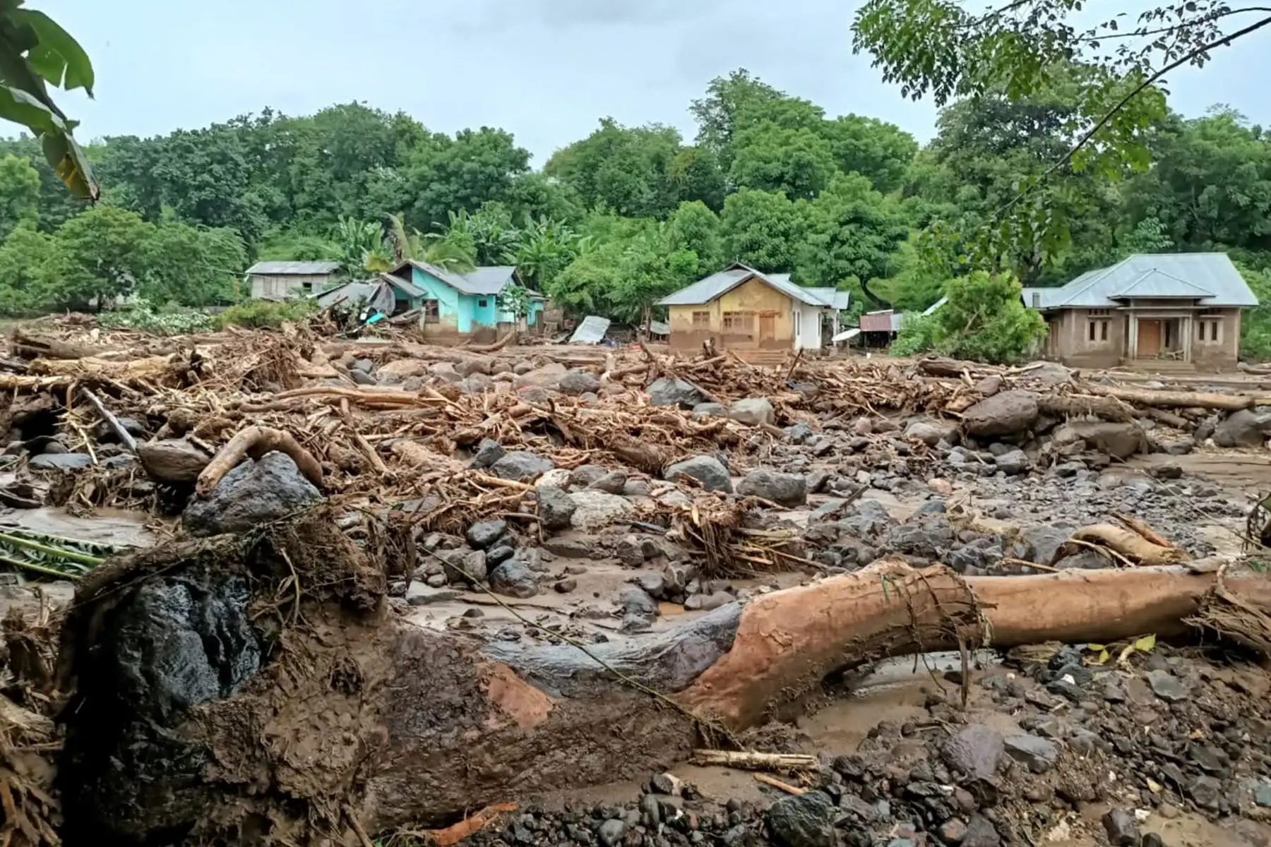 Inundaciones y deslizamientos de tierra azotaron Indonesia y Timor Oriental. Foto: AFP