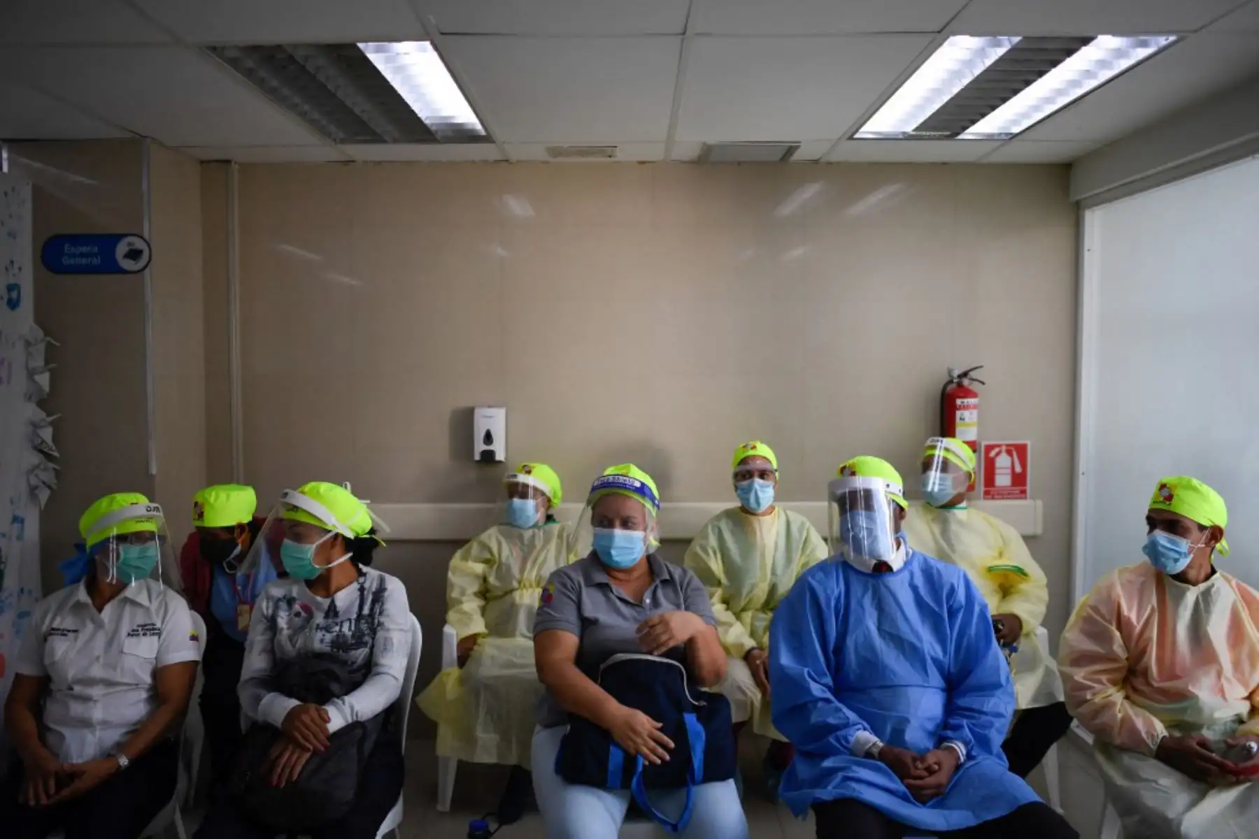 Trabajadores médicos esperan ser inoculados con la vacuna Sputnik V contra COVID-19 en medio de la pandemia del nuevo coronavirus, en el Hospital Pérez de León del barrio de Petare, al oriente de Caracas.

Foto: AFP